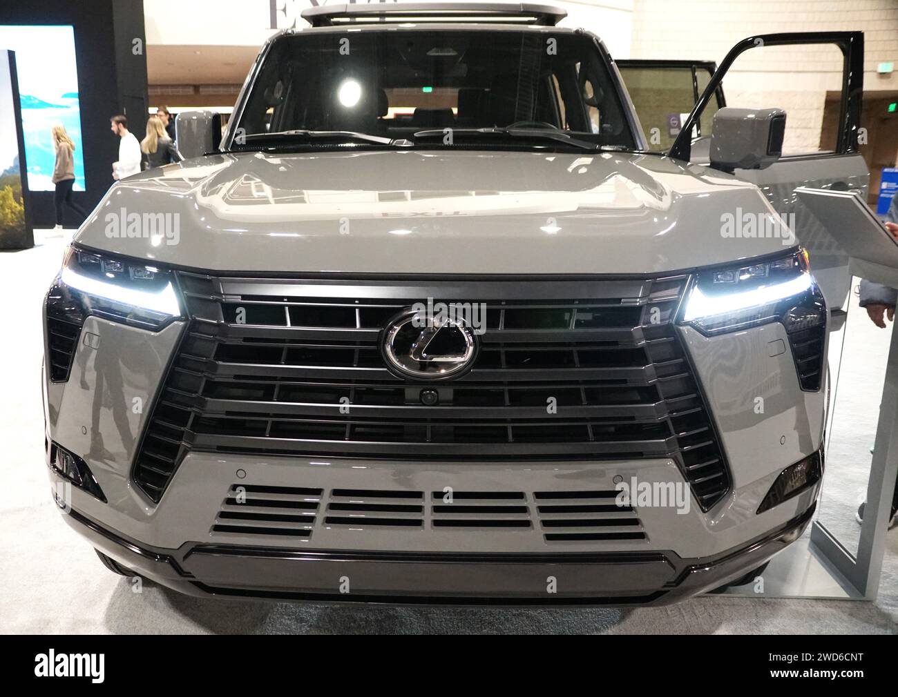 Philadelphia, Pennsylvania, U.S.A - 14 gennaio 2024 - la vista frontale del colore bianco perlato del SUV Lexus GX 550 del 2024 Foto Stock