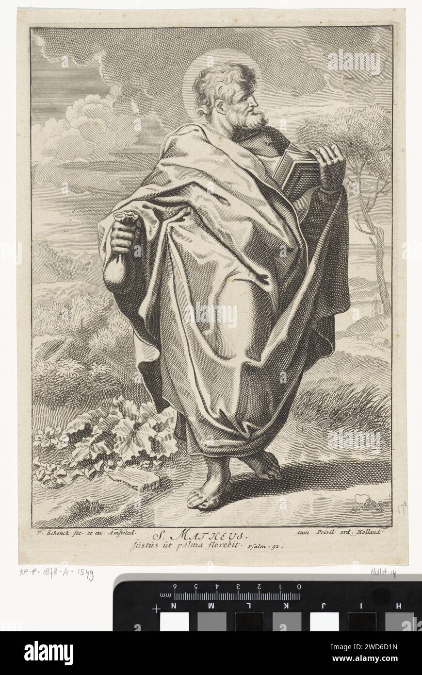 Apostolo Matteo, Pieter Schenk (i), 1670 - 1711 stampa l'Apostolo Matteo in piedi in un paesaggio con un libro e una borsa di denaro nelle sue mani. Sotto la mostra un riferimento a PS. 92 in latino. Carta di Amsterdam incisione/incisione dell'apostolo ed evangelista Matteo (Mattheus); possibili attributi: angelo, ascia, libro, alabarda, penna e clacson, borsetta, rotolo, quadrato, spada Foto Stock