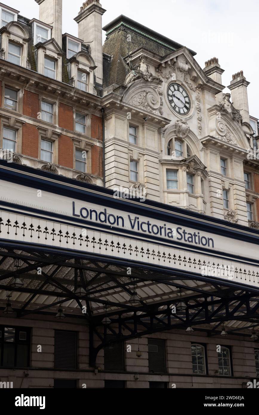 Architettura esterna della stazione ferroviaria Victoria nel centro di Londra, inclusa la tettoia ornata Foto Stock