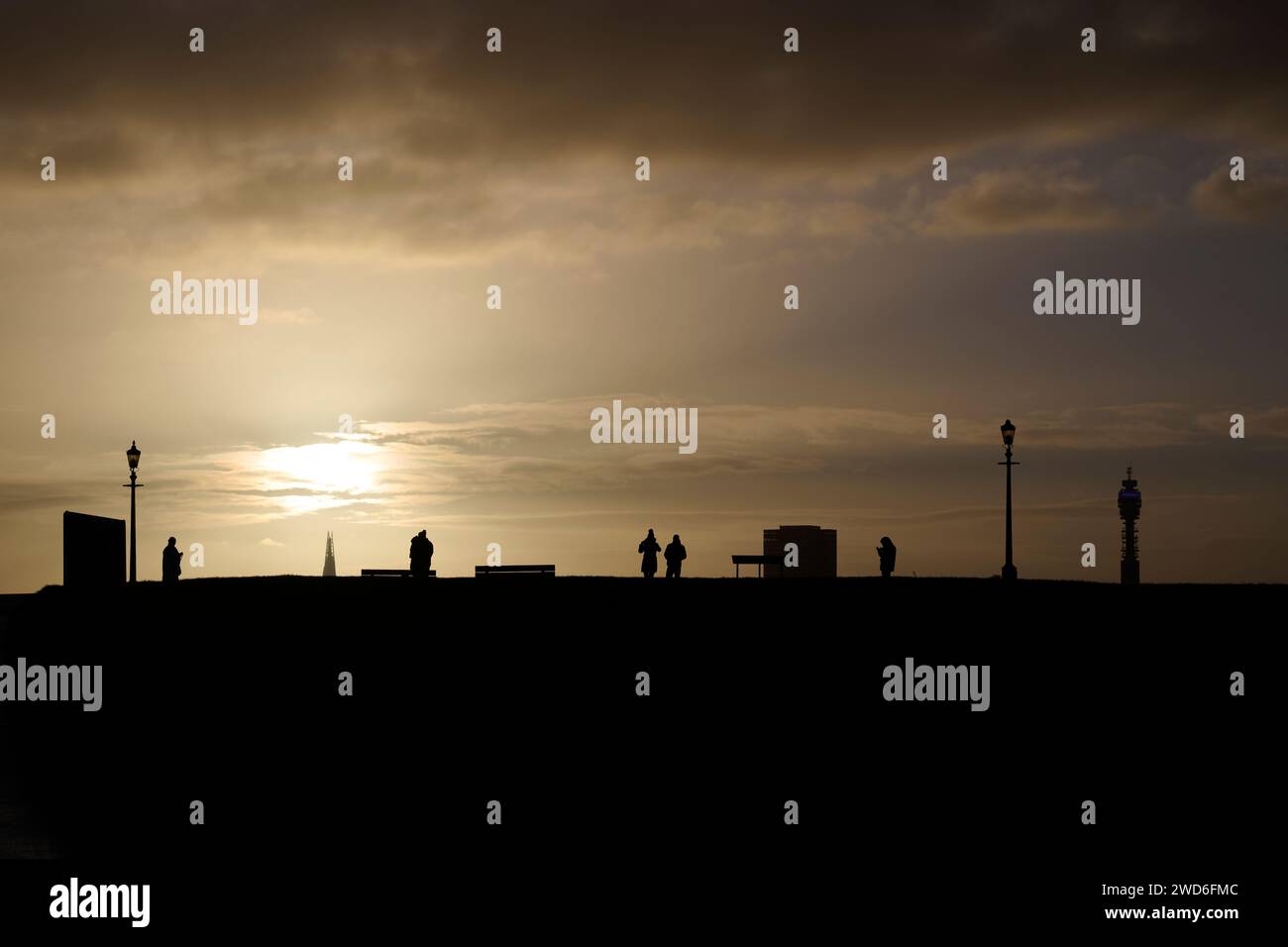 Silhouette di persone che camminano su Primrose Hill all'alba. Foto Stock