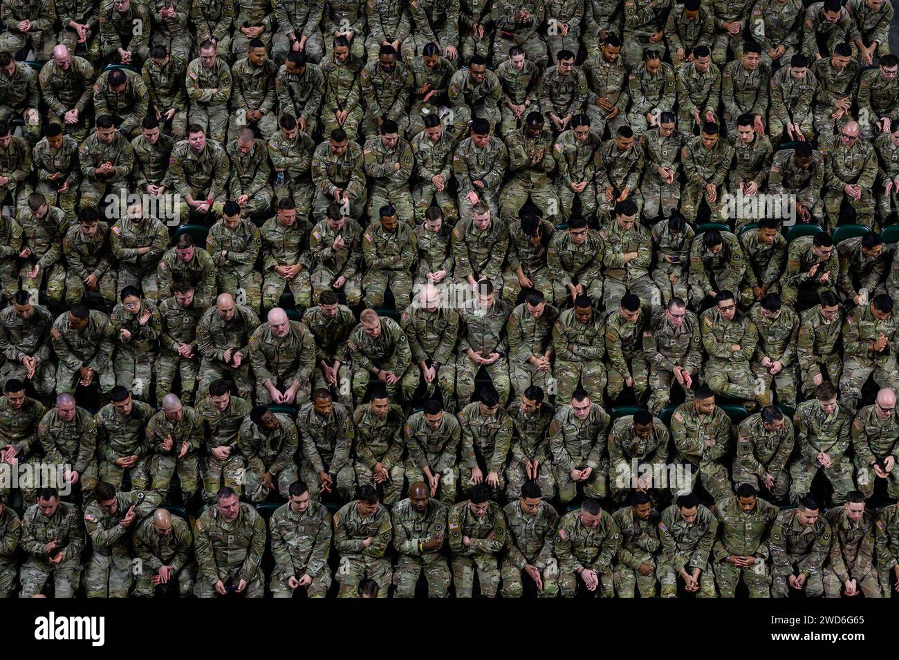 Trenton, New Jersey, USA. 14 gennaio 2024. I soldati dell'esercito degli Stati Uniti con la 44th Infantry Brigade Combat Team, New Jersey Army National Guard, siedono in formazione durante la cerimonia di addio del 44th IBCT alla cure Insurance Arena, Trenton, New Jersey, gennaio. 14, 2024. Più di 1.500 soldati NJARNG saranno schierati a sostegno della Combined Joint Task Force del comando centrale degli Stati Uniti - operazione Inherent Resolve. Il CJTF-OIR consiglia, assiste e abilita le forze alleate fino a quando non potranno sconfiggere indipendentemente lo Stato islamico dell'Iraq e della Siria l'ISIS in aree designate dell'Iraq e della Siria, al fine di stabilire conditi Foto Stock