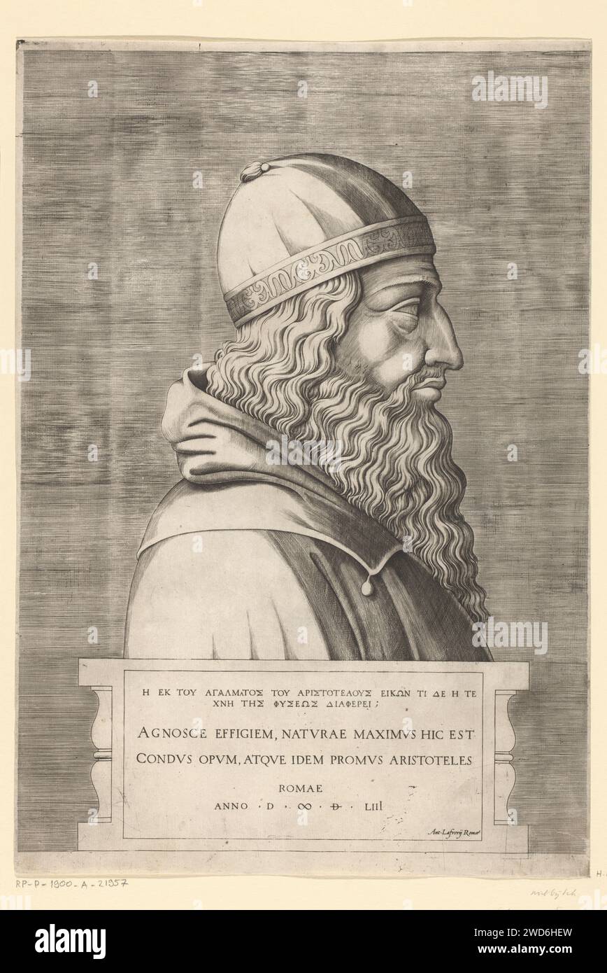 Aristotele, in profilo a destra, Cornelis Bos (possibile), dopo Enea Vico, c. 1530 - prima del 1564 stampa Aristotele, in profilo a destra con capelli ricci molto lunghi e barba riccia, con cappello. Busto in piedi su un piedistallo. Lo sfondo è completamente e regolarmente coperto da linee orizzontali. Sul Piedestal una sottoscrizione di due regole greche e seguenti: Agnosce Effigiem, Naturae Maximvs Hic Est Londvs OPM, Romae anno D oo di Atqve Idem Promus Aristotele. LIII. Tipografia: Insaputa editore: Roma carta incisione testa-ingranaggio: Cap. Aristotele (+ testa, busto, ecc.) Foto Stock