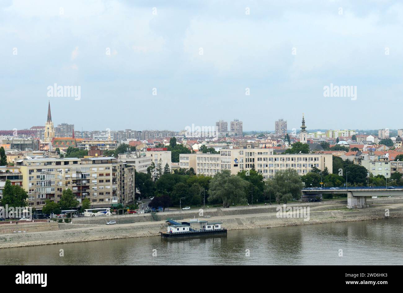 Vista sul fiume Danubio e sulla città vecchia di Novi Sad, Serbia. Foto Stock