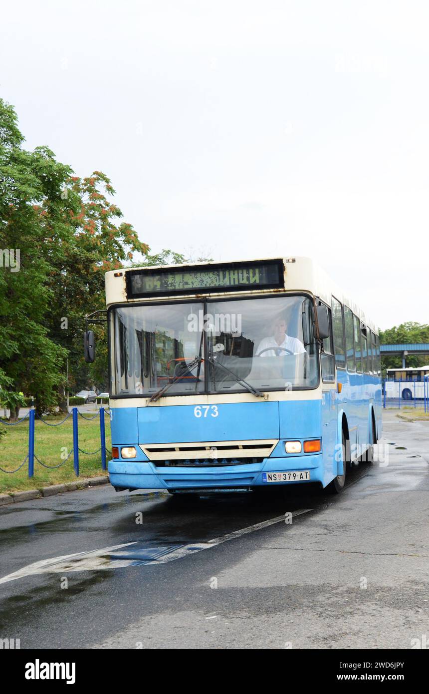 Un autobus pubblico a Novi Sad, Serbia. Foto Stock