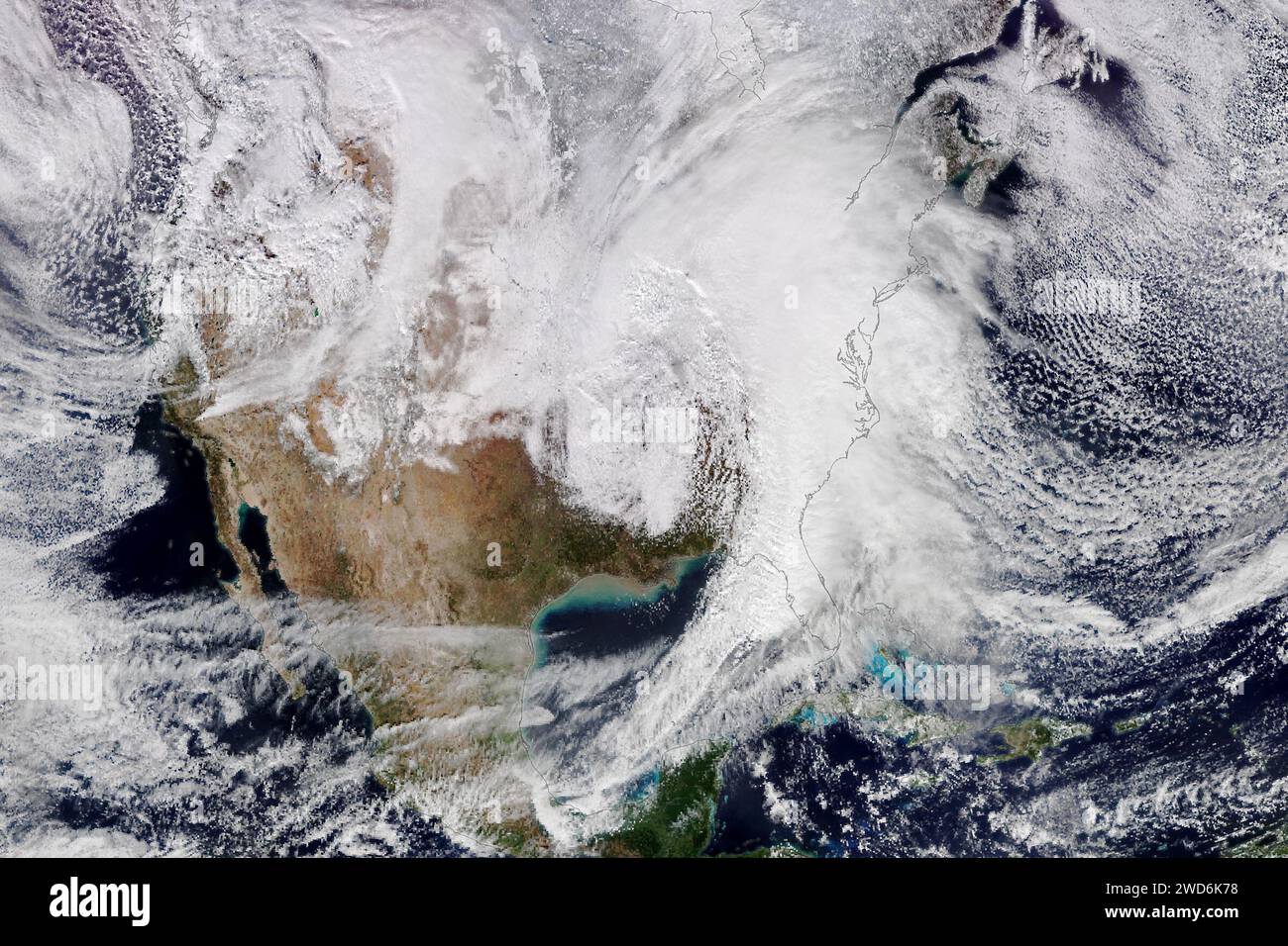 USA. 9 gennaio 2024. Una potente tempesta invernale ha arato attraverso la metà orientale degli Stati Uniti il 9 gennaio 2024, causando forti piogge e neve, forti venti e tornado dannosi. Nel pomeriggio, il VIIRS (Visible Infrared Imaging Radiometer Suite) sul satellite NOAA-20 ha acquisito questa immagine a colori naturali (sopra) delle nevaste nuvole di tempeste. Il sistema ha generato abbondanti precipitazioni, che sono cadute come neve sul lato più freddo della tempesta. Secondo il National Weather Service, parti dell'Iowa hanno visto precipitazioni di neve totali fino a 15 pollici (38 centimetri). Zone più calde, come il Medio Atlantico, Foto Stock