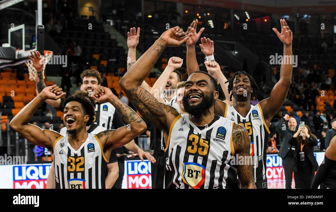 17.01.2024, ratiopharm arena, Neu-Ulm, GER, Eurocup, ratiopharm Ulm vs U-Banca Transilvania Cluj-Napoca, im Bild Jubel nach Spielende, Bryce Jones (Cluj, n. 32), Patrick Richard (Cluj, n. 35) foto ? NordPhoto GmbH/Hafner Foto Stock