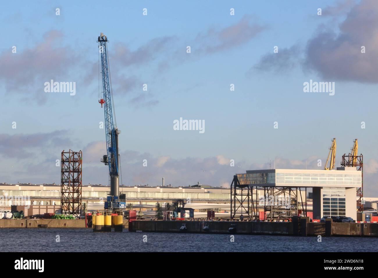 Blick am Donnerstag 18.01.2024 in der Hanse- und Universitätsstadt Rostock auf den örtlichen Überseehafen. AM Freitag 19.01.2024 wird Die Rostock Port GmbH auf ihr Gelände erneut zu ihrem traditionellen Neujahrsempfang einladen. Es ist davon auszugehen, dass die Geschäftsführung des Hafens dabei auch einen Rückblick auf das zurückliegende Geschäftsjahr geben wird. *** Vista del porto locale d'oltremare il giovedì 18 01 2024 nella città anseatica e universitaria di Rostock il venerdì 19 01 2024, Rostock Port GmbH ospiterà ancora una volta il suo tradizionale ricevimento di Capodanno nei suoi locali Foto Stock