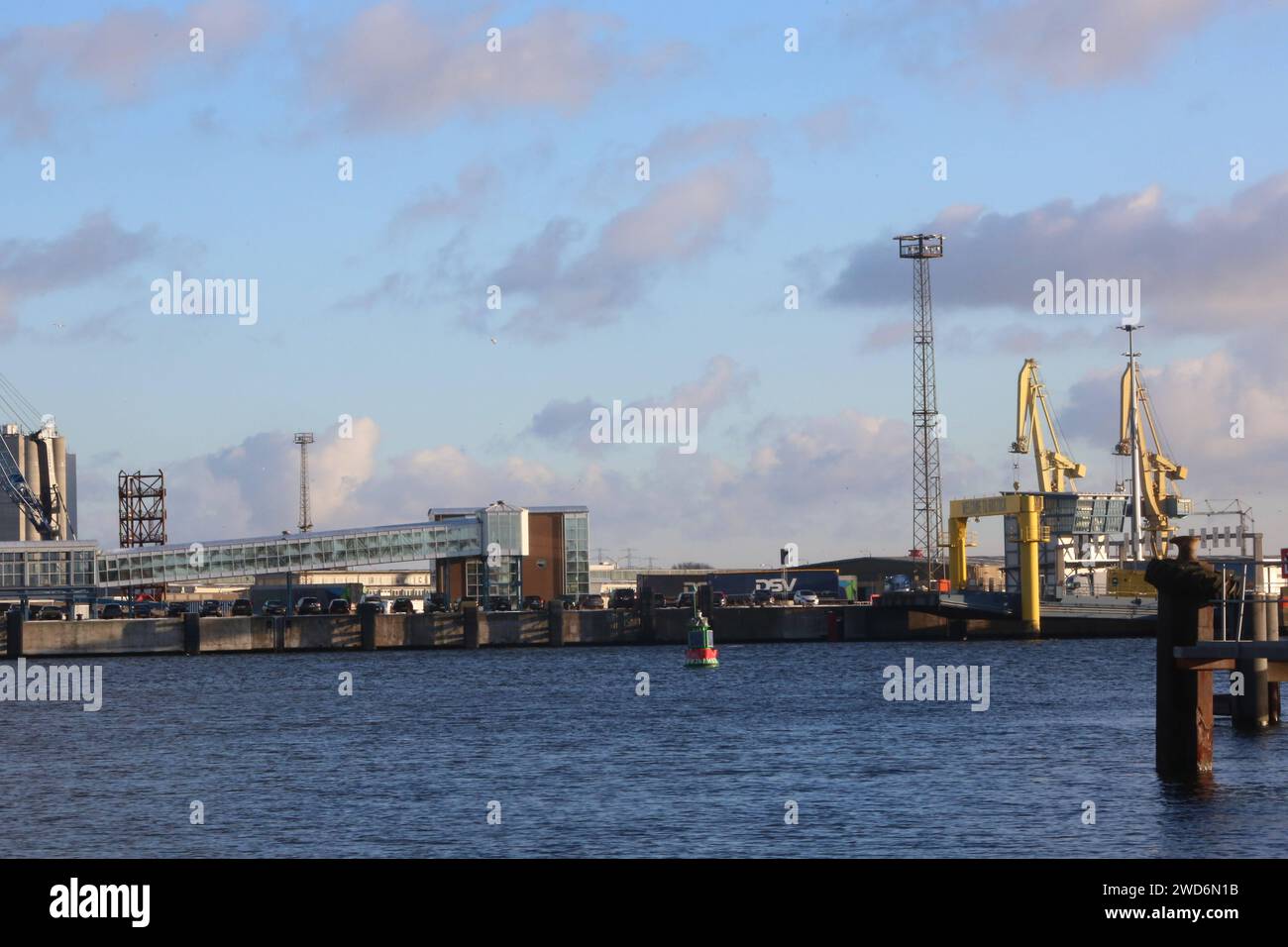 Blick am Donnerstag 18.01.2024 in der Hanse- und Universitätsstadt Rostock auf den örtlichen Überseehafen. AM Freitag 19.01.2024 wird Die Rostock Port GmbH auf ihr Gelände erneut zu ihrem traditionellen Neujahrsempfang einladen. Es ist davon auszugehen, dass die Geschäftsführung des Hafens dabei auch einen Rückblick auf das zurückliegende Geschäftsjahr geben wird. *** Vista del porto locale d'oltremare il giovedì 18 01 2024 nella città anseatica e universitaria di Rostock il venerdì 19 01 2024, Rostock Port GmbH ospiterà ancora una volta il suo tradizionale ricevimento di Capodanno nei suoi locali Foto Stock