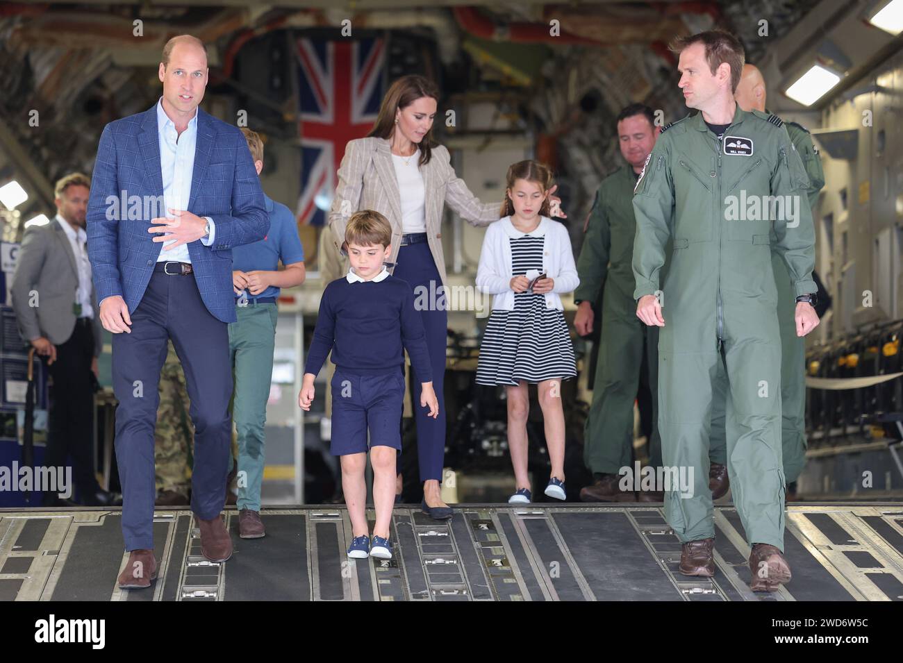 Foto del file datata 14/07/23 del Principe e della Principessa di Galles con il Principe Giorgio, la Principessa Charlotte e il Principe Luigi su un aereo C-17 durante una visita al Royal International Air Tattoo (RIAT) a RAF Fairford, Gloucestershire. La principessa del Galles sta trascorrendo il suo quarto giorno in ospedale dopo aver ricevuto una visita da suo marito il Principe di Galles. William ha tenuto la compagnia di Kate al suo capezzale nella London Clinic durante un viaggio privato a basso costo per vedere sua moglie giovedì. Data di emissione: Venerdì 19 gennaio 2024. Foto Stock
