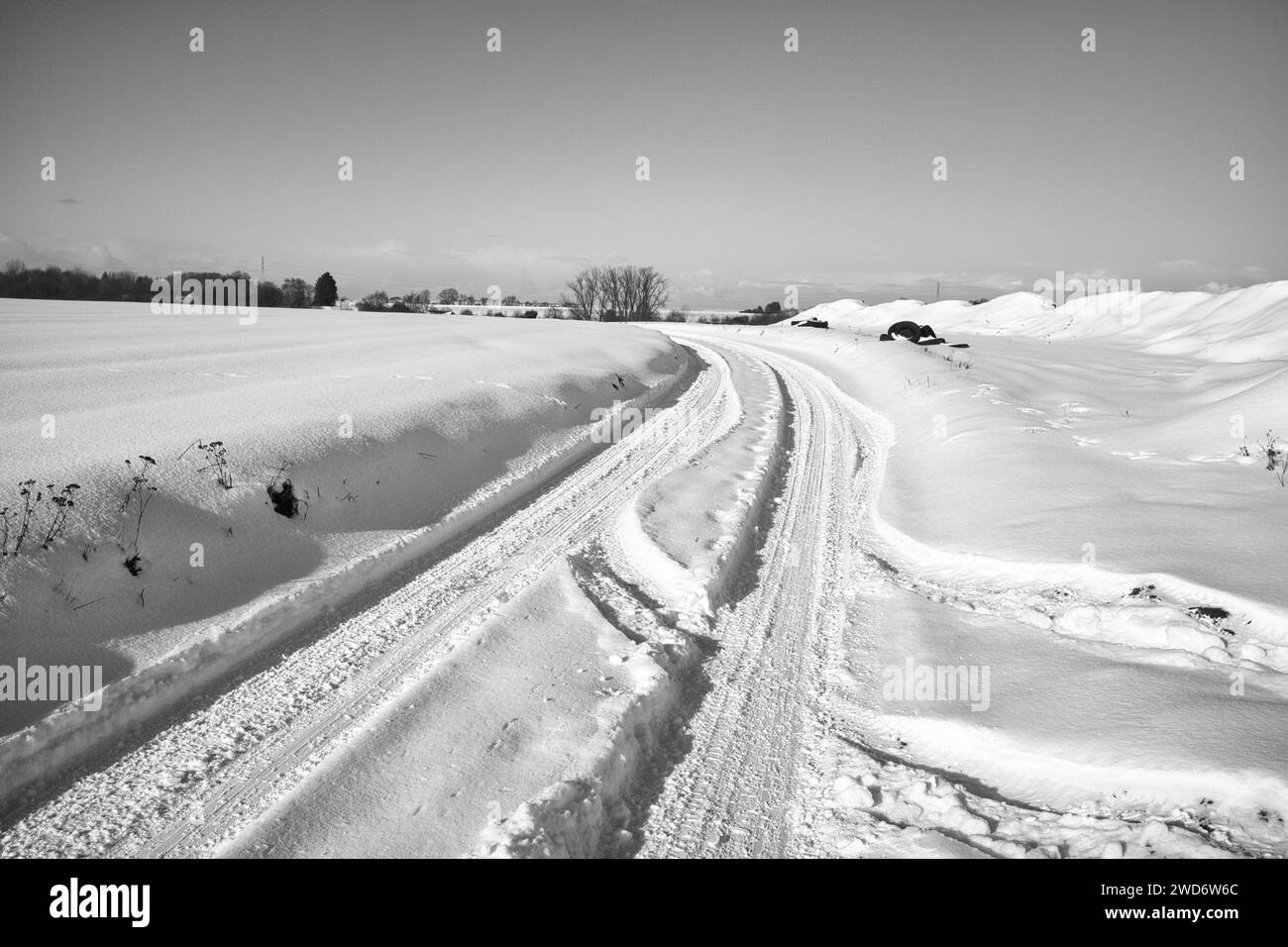 Una vista panoramica di una strada sterrata ricoperta di neve a Glabais, in Belgio Foto Stock