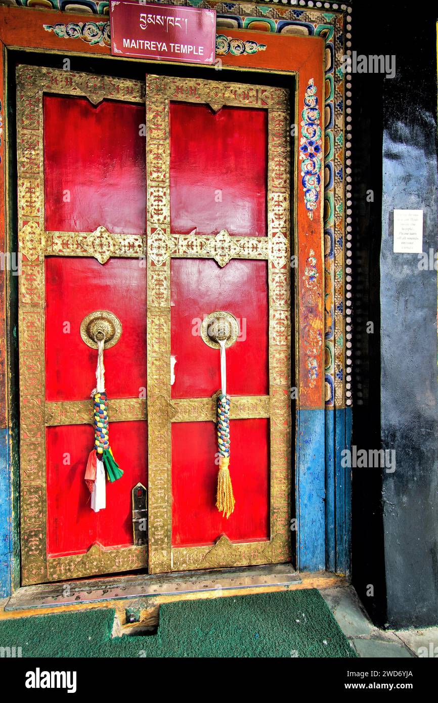 Porta d'ingresso al tempio Maitreya, monastero buddista Thiksey, Leh, Ladakh, Kashmir, India, Asia Foto Stock