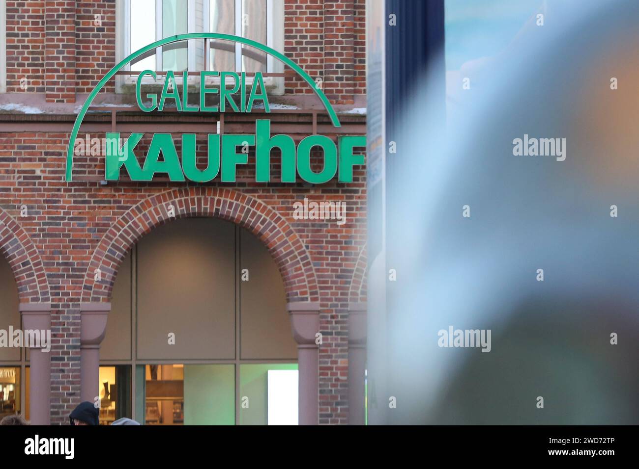 Blick am Donnerstag 18.01.2024 in der Hanse- und Universitätsstadt Rostock auf die örtliche Kaufhof-Filiale. Durch die Turbulenzen in der österreichischen Immobiliengruppe Signa könnte sich auch das Blatt beim Warenhauskonzern Galeria Karstadt Kaufhof noch einmal wenden. Was dann jedoch aus dem Geschäft in der Rostocker City wird ist dabei noch völlig unklar. *** Vista del locale negozio Kaufhof nella città anseatica e universitaria di Rostock giovedì 18 01 2024 le turbolenze del gruppo immobiliare austriaco Signa potrebbero anche cambiare le sorti al grande magazzino Galeria Karstadt Kaufhof gr Foto Stock