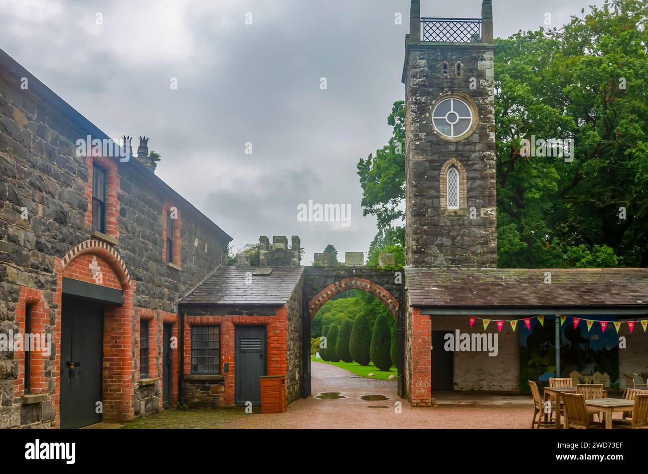 Saintfield, Contea di Down Irlanda del Nord, 17 settembre 2023 - il cortile presso le vecchie stalle nei Rowallane Gardens Foto Stock