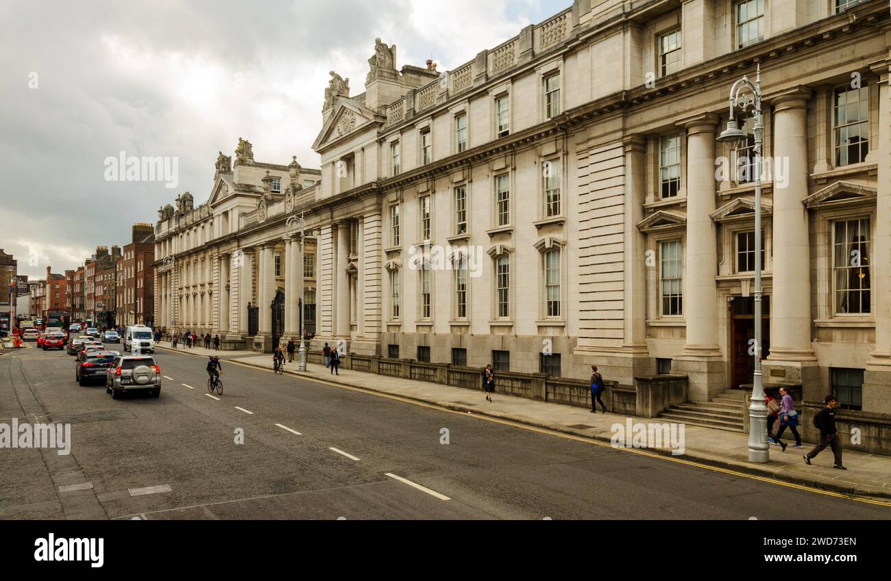 Dublino, Leinster, Irlanda settembre 2023 - edifici governativi di Dublino accanto al fiume Liffey Foto Stock