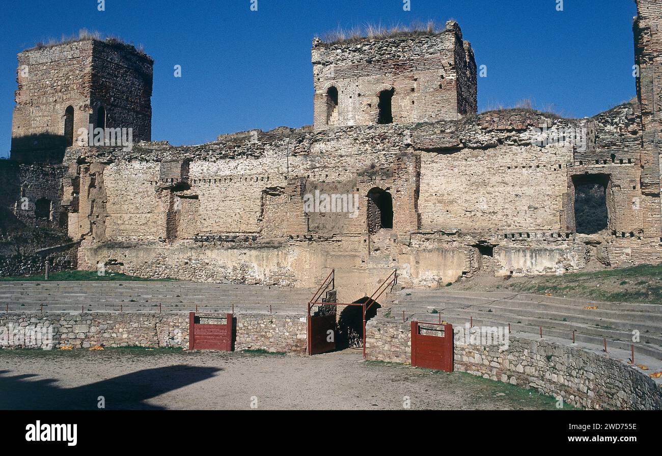 RUINAS DEL CASTILLO S XIV Y PARTE DE SUS MURALLAS S XI AL XV CONVERTIDO EN PLAZA DE TOROS DENTRO. UBICAZIONE: CASTILLO / RECINTO AMURALLADO. BUITRAGO DEL LOZOYA. MADRID. SPAGNA. Foto Stock