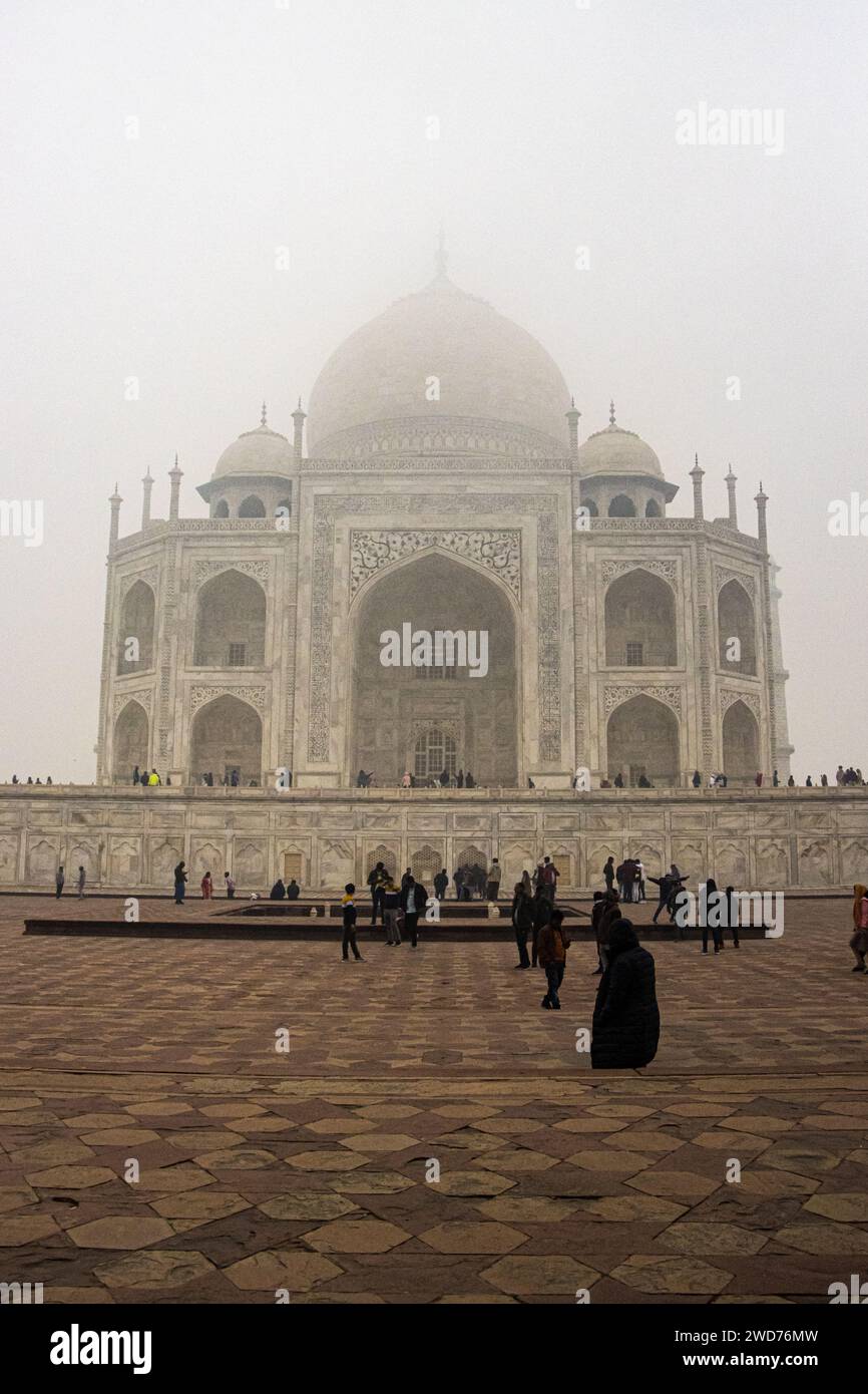 Persone di ogni età vengono al Taj Mahal per scattare foto e creare ricordi indimenticabili. Agra, Uttar Pradesh in India. Foto Stock