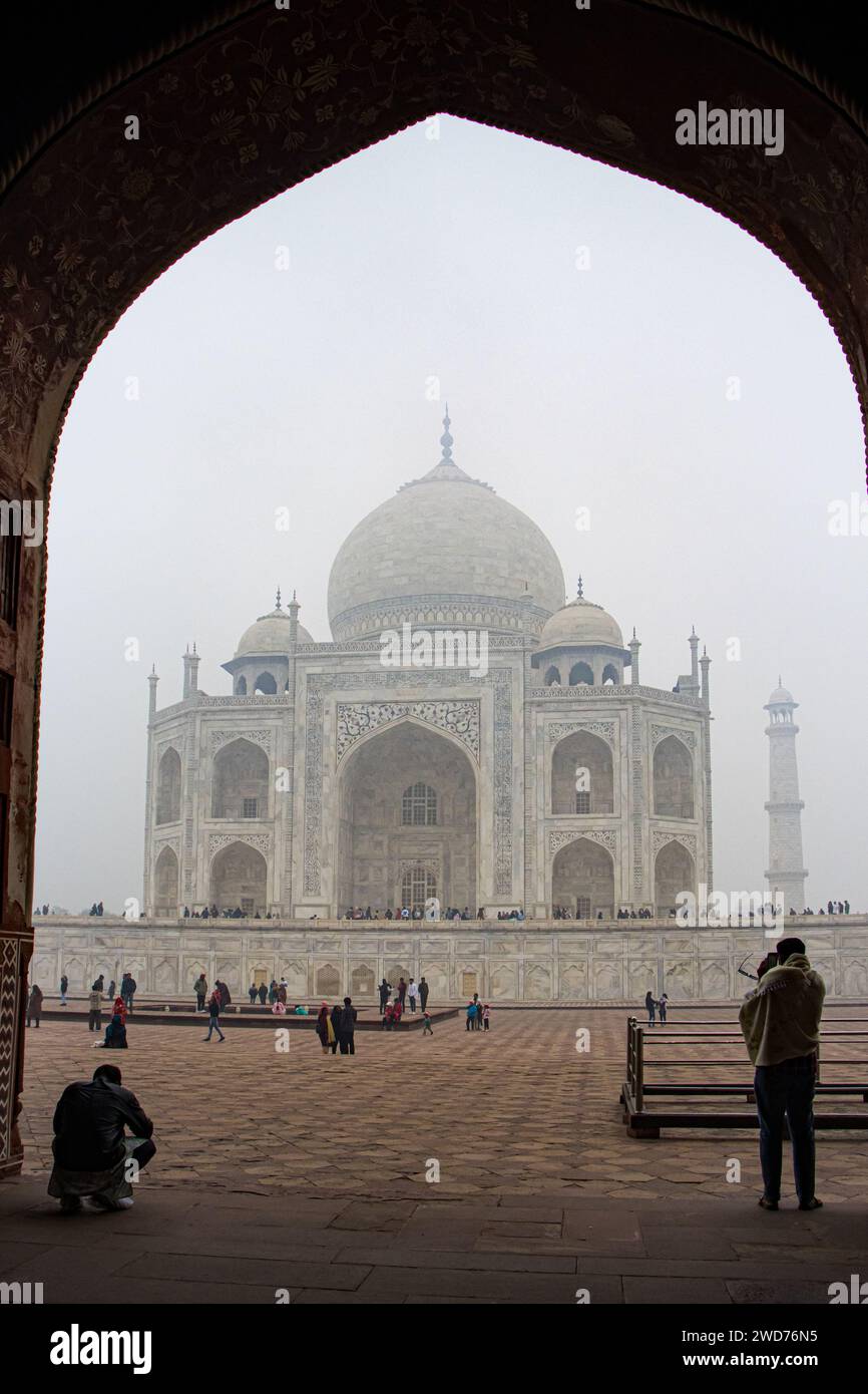Persone di ogni età vengono al Taj Mahal per scattare foto e creare ricordi indimenticabili. Agra, Uttar Pradesh in India. Foto Stock