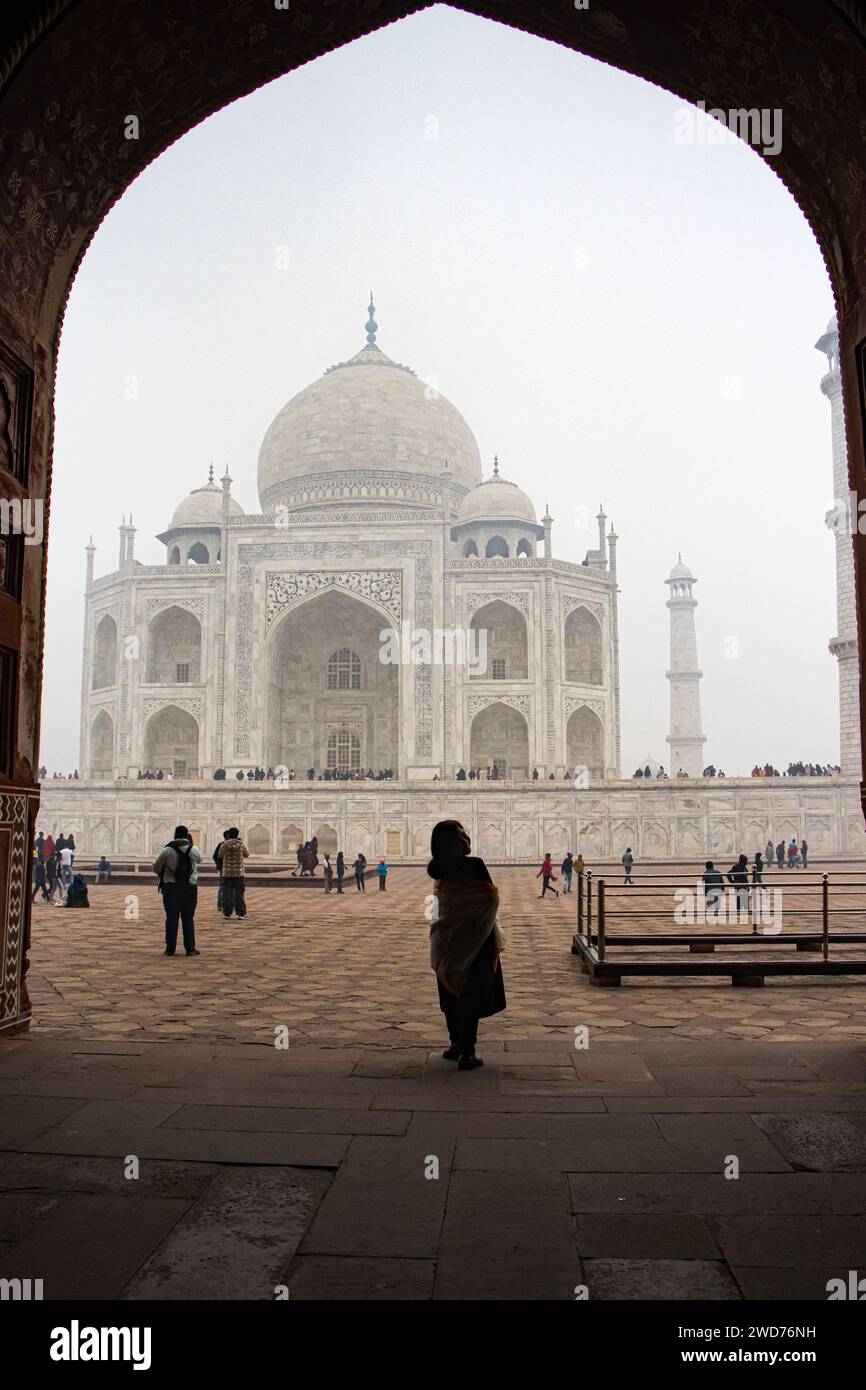 Persone di ogni età vengono al Taj Mahal per scattare foto e creare ricordi indimenticabili. Agra, Uttar Pradesh in India. Foto Stock