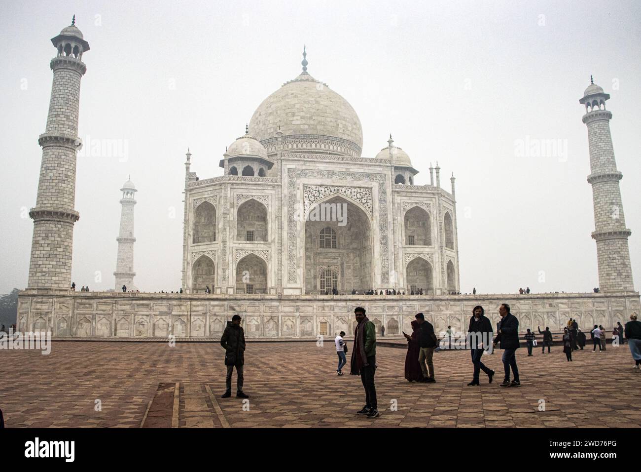 Persone di ogni età vengono al Taj Mahal per scattare foto e creare ricordi indimenticabili. Agra, Uttar Pradesh in India. Foto Stock