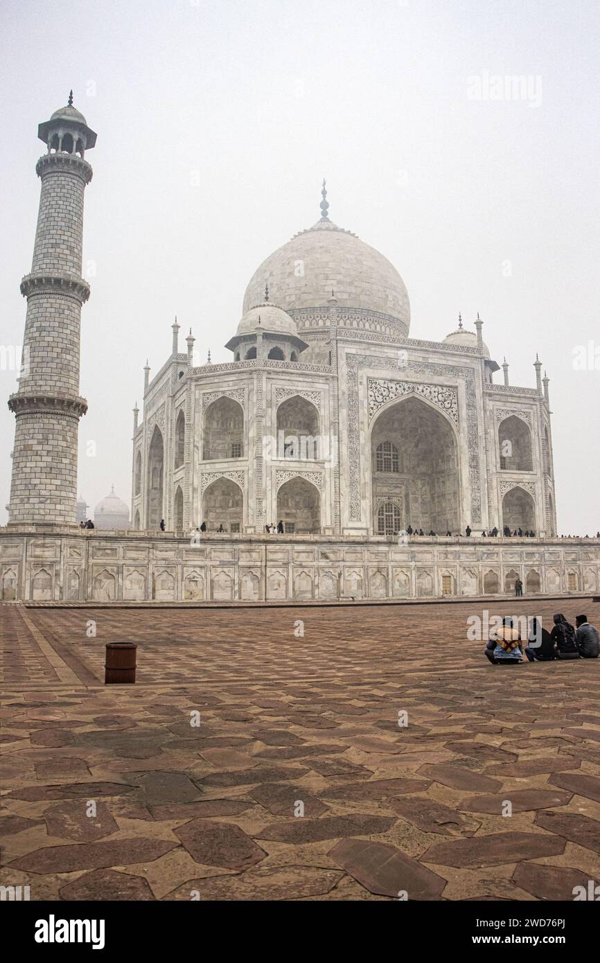 Persone di ogni età vengono al Taj Mahal per scattare foto e creare ricordi indimenticabili. Agra, Uttar Pradesh in India. Foto Stock