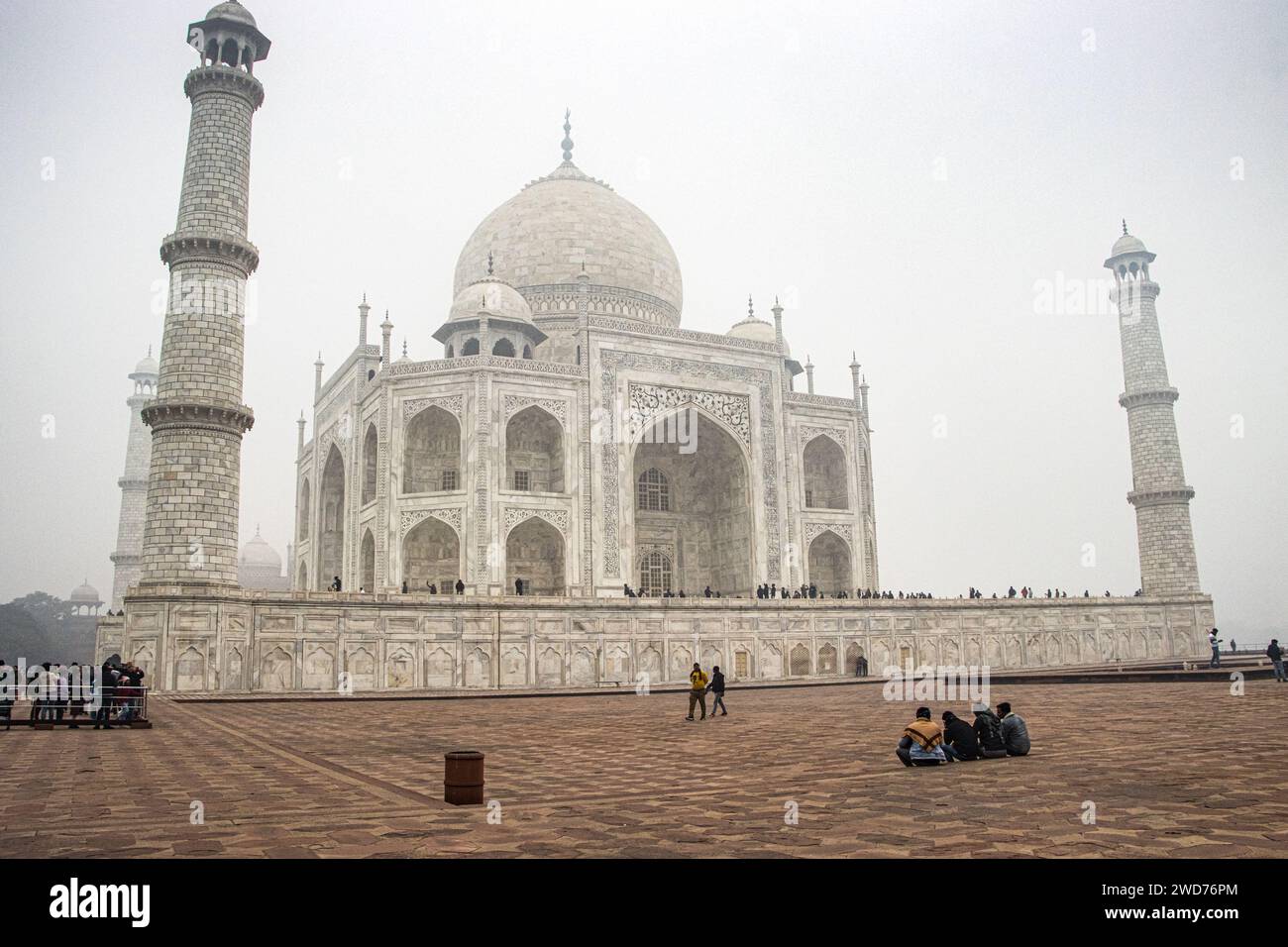 Persone di ogni età vengono al Taj Mahal per scattare foto e creare ricordi indimenticabili. Agra, Uttar Pradesh in India. Foto Stock