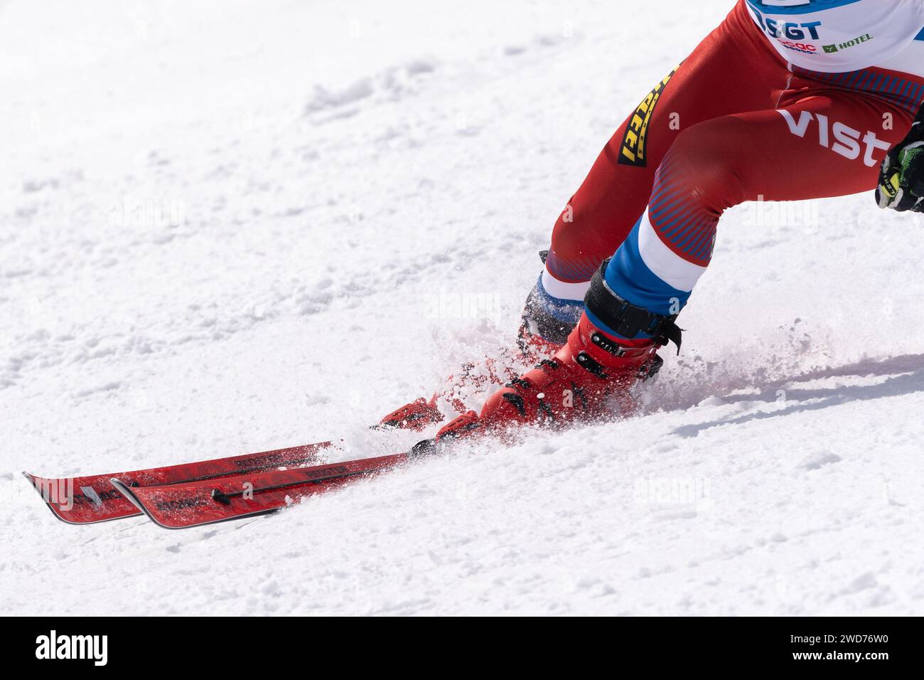 Vista ravvicinata sullo sci alpino lungo una pista da sci alpina Foto Stock