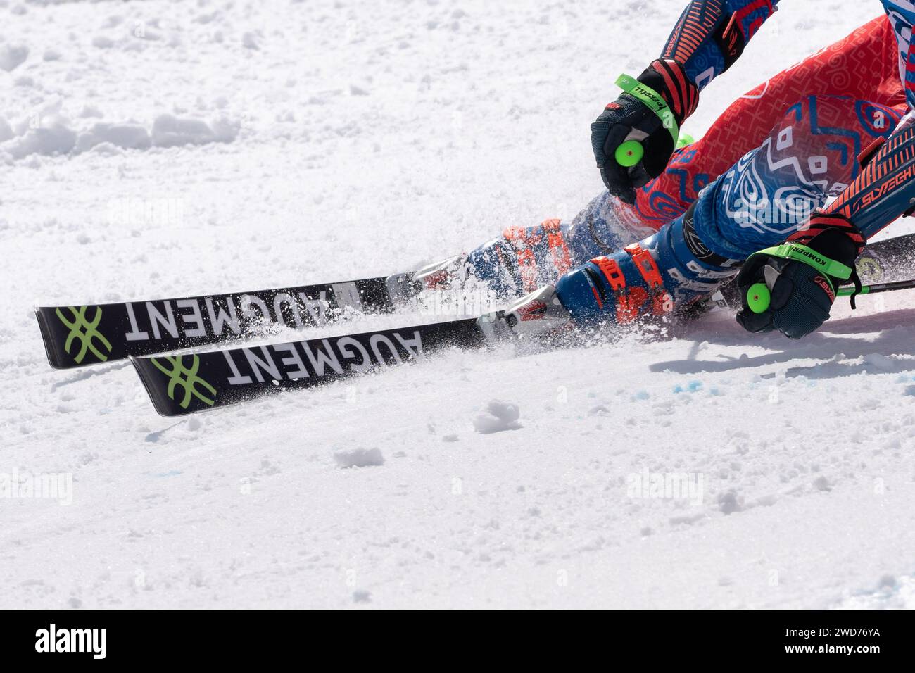 Vista ravvicinata sullo sci alpino lungo una pista da sci alpina Foto Stock