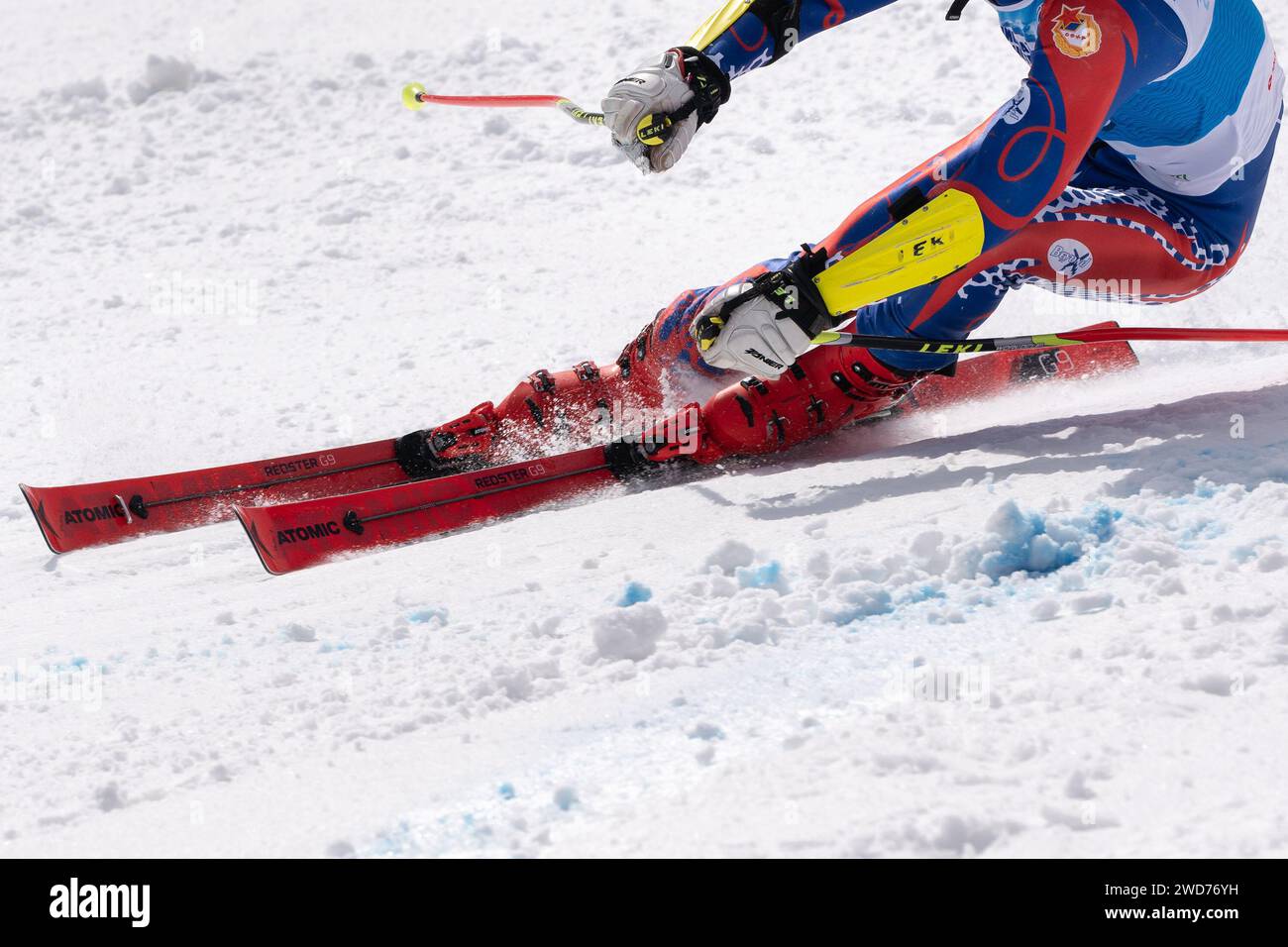 Vista ravvicinata sullo sci alpino lungo una pista da sci alpina Foto Stock