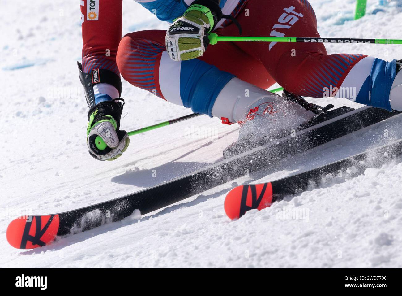 Vista ravvicinata sullo sci alpino lungo una pista da sci alpina Foto Stock