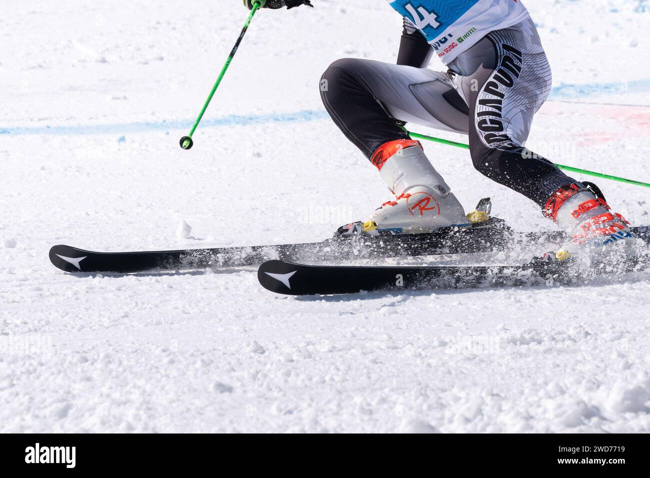 Vista ravvicinata sullo sci alpino lungo una pista da sci alpina Foto Stock