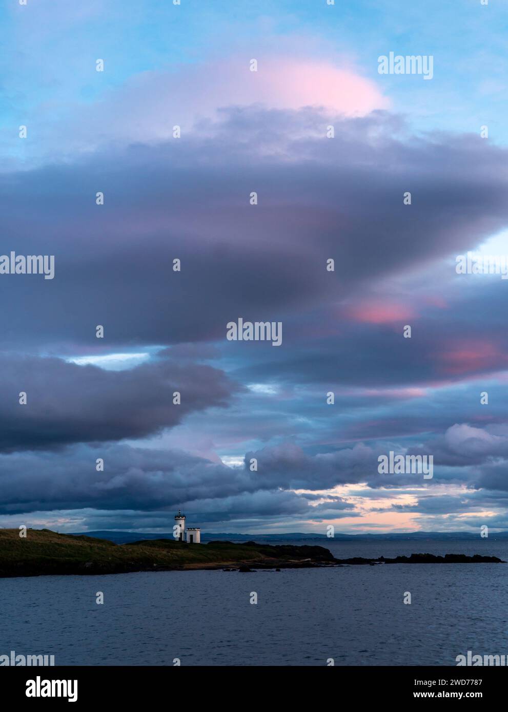 Una vista panoramica del faro di Elie Ness in Scozia durante un pittoresco tramonto Foto Stock