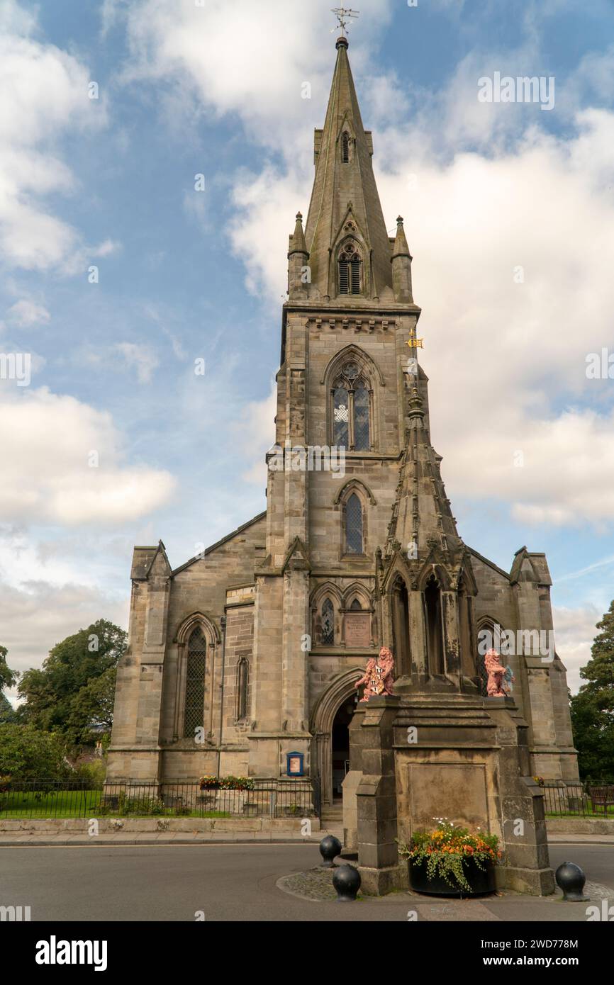 La chiesa parrocchiale e la fontana di Falkland, in Scozia Foto Stock