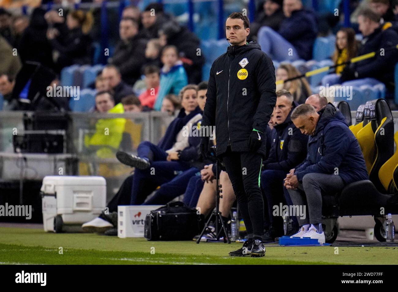 Arnhem, Paesi Bassi. 18 gennaio 2024. ARNHEM, PAESI BASSI - 18 GENNAIO: Il quarto Robin Vereijken ufficiale durante la partita della TOTO KNVB Cup tra Vitesse e AFC al GelreDome il 18 gennaio 2024 ad Arnhem, Paesi Bassi. (Foto di Rene Nijhuis/Orange Pictures) credito: dpa/Alamy Live News Foto Stock