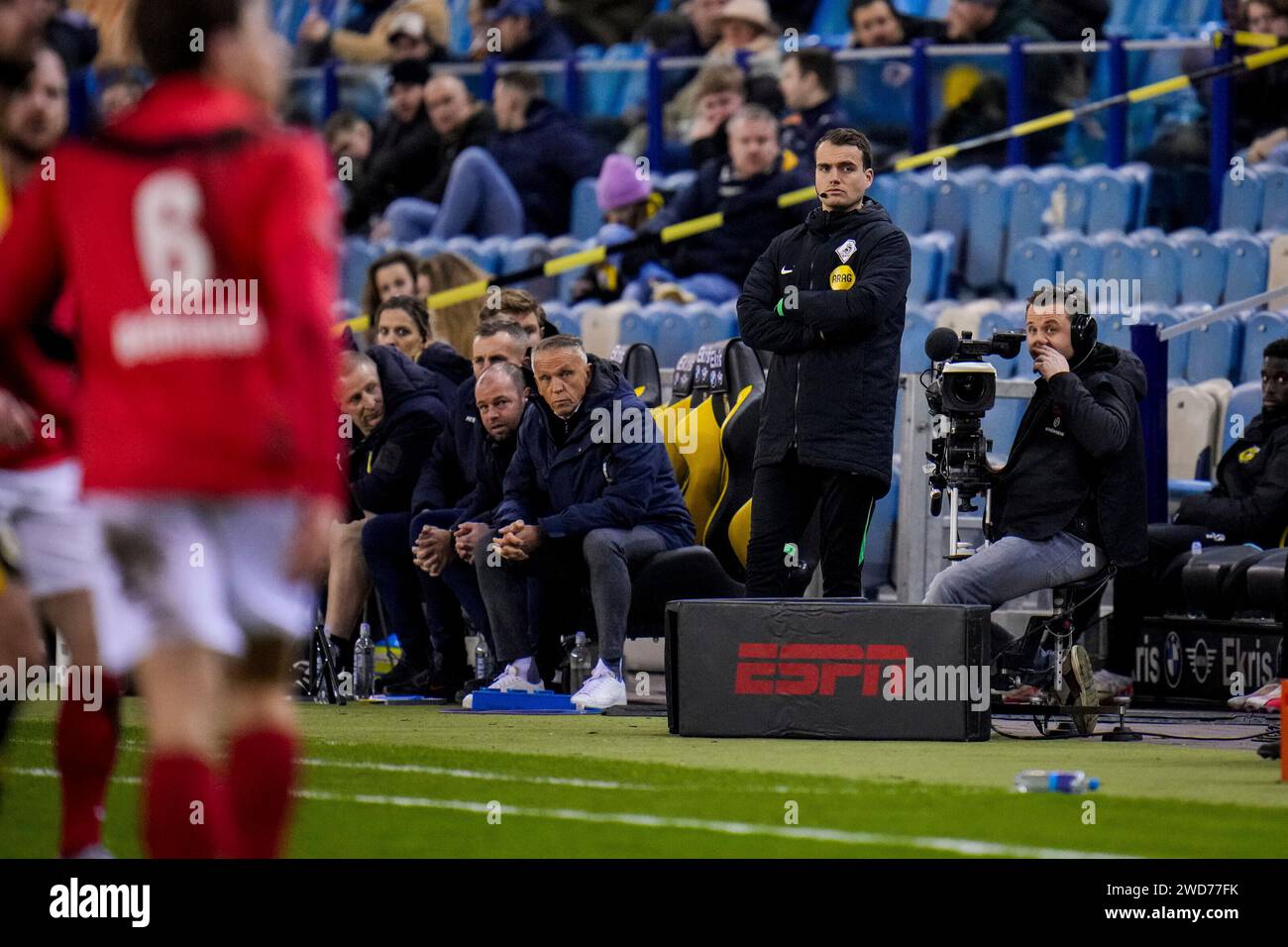 Arnhem, Paesi Bassi. 18 gennaio 2024. ARNHEM, PAESI BASSI - 18 GENNAIO: Il quarto Robin Vereijken ufficiale durante la partita della TOTO KNVB Cup tra Vitesse e AFC al GelreDome il 18 gennaio 2024 ad Arnhem, Paesi Bassi. (Foto di Rene Nijhuis/Orange Pictures) credito: dpa/Alamy Live News Foto Stock