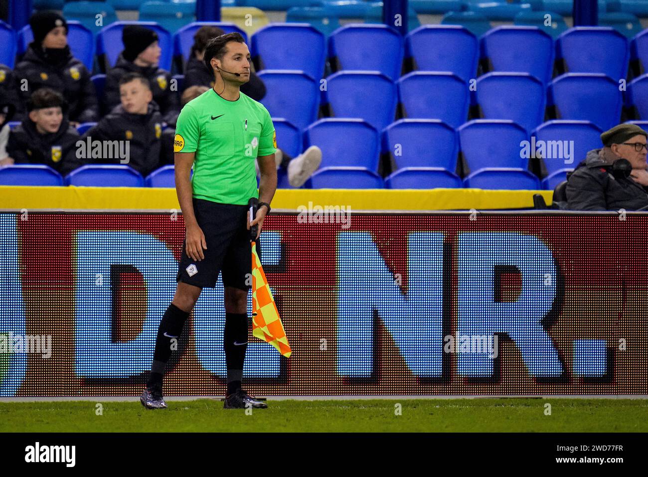 Arnhem, Paesi Bassi. 18 gennaio 2024. ARNHEM, PAESI BASSI - 18 GENNAIO: Assistente arbitro Murat Kucukerbir durante la partita di TOTO KNVB Cup tra Vitesse e AFC al GelreDome il 18 gennaio 2024 ad Arnhem, Paesi Bassi. (Foto di Rene Nijhuis/Orange Pictures) credito: dpa/Alamy Live News Foto Stock