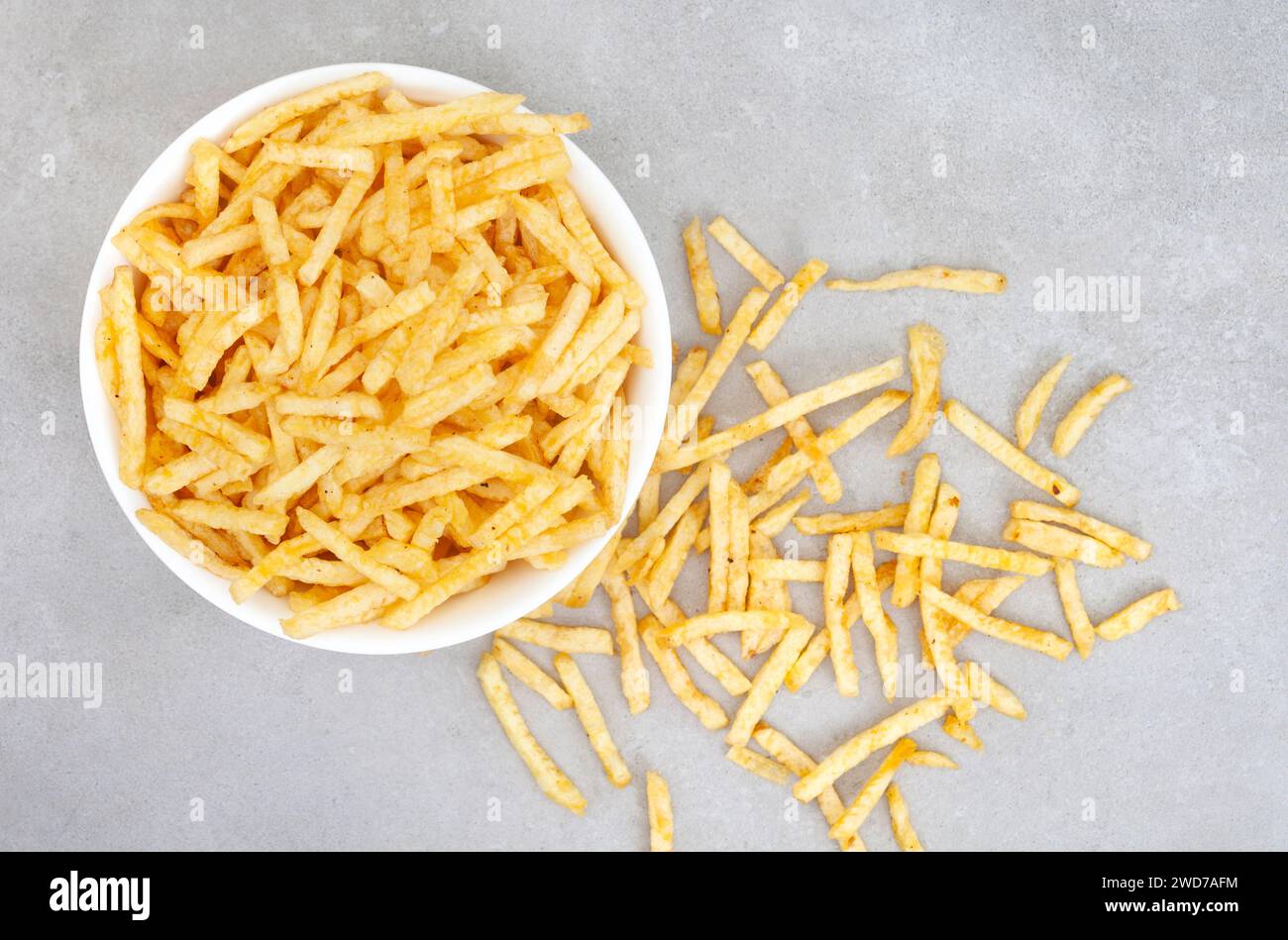 bastoncini croccanti di patate in un recipiente grigio Foto Stock