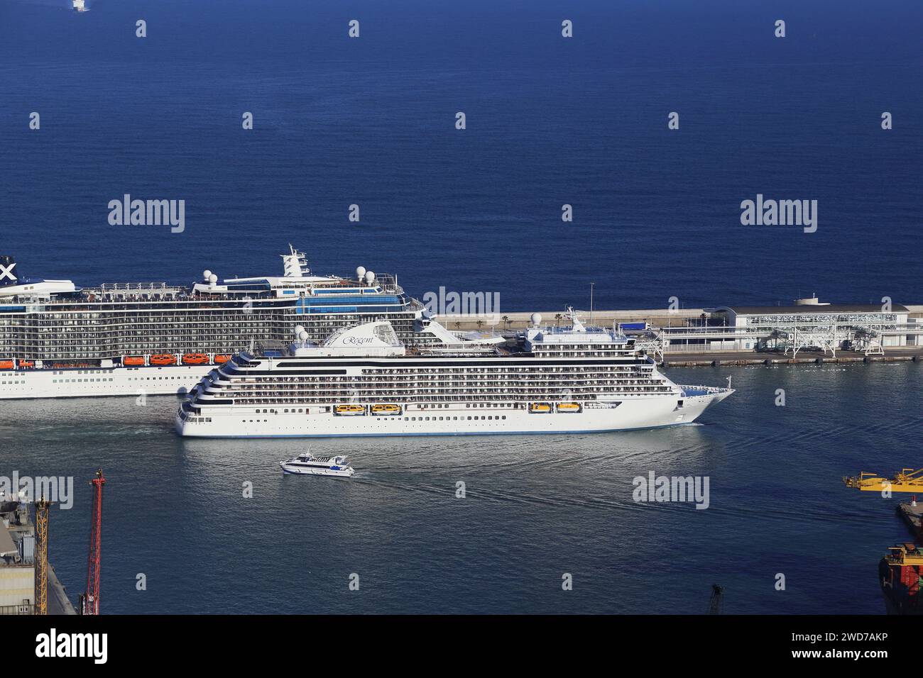 BARCELLONA, SPAGNA - 11 MAGGIO 2017: Questo è il transatlantico Seven Seas Explorer nella zona acquatica del porto marittimo della città. Foto Stock