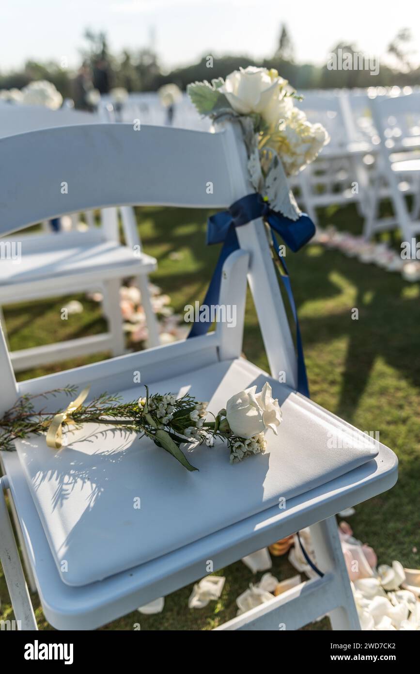 Un posto vuoto con fiori bianchi in una cerimonia nuziale all'aperto Foto Stock