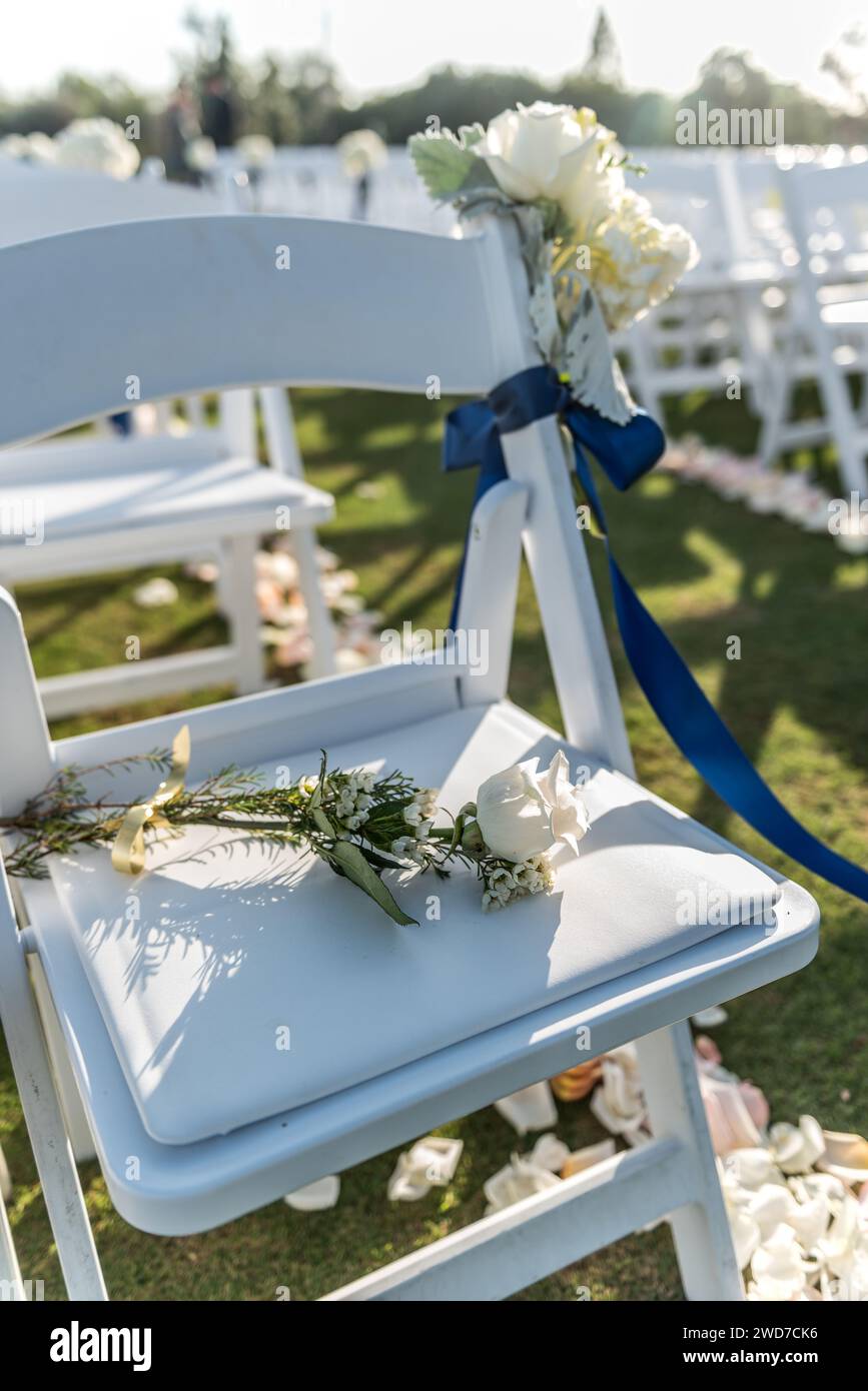 Un posto vuoto con fiori bianchi in una cerimonia nuziale all'aperto Foto Stock