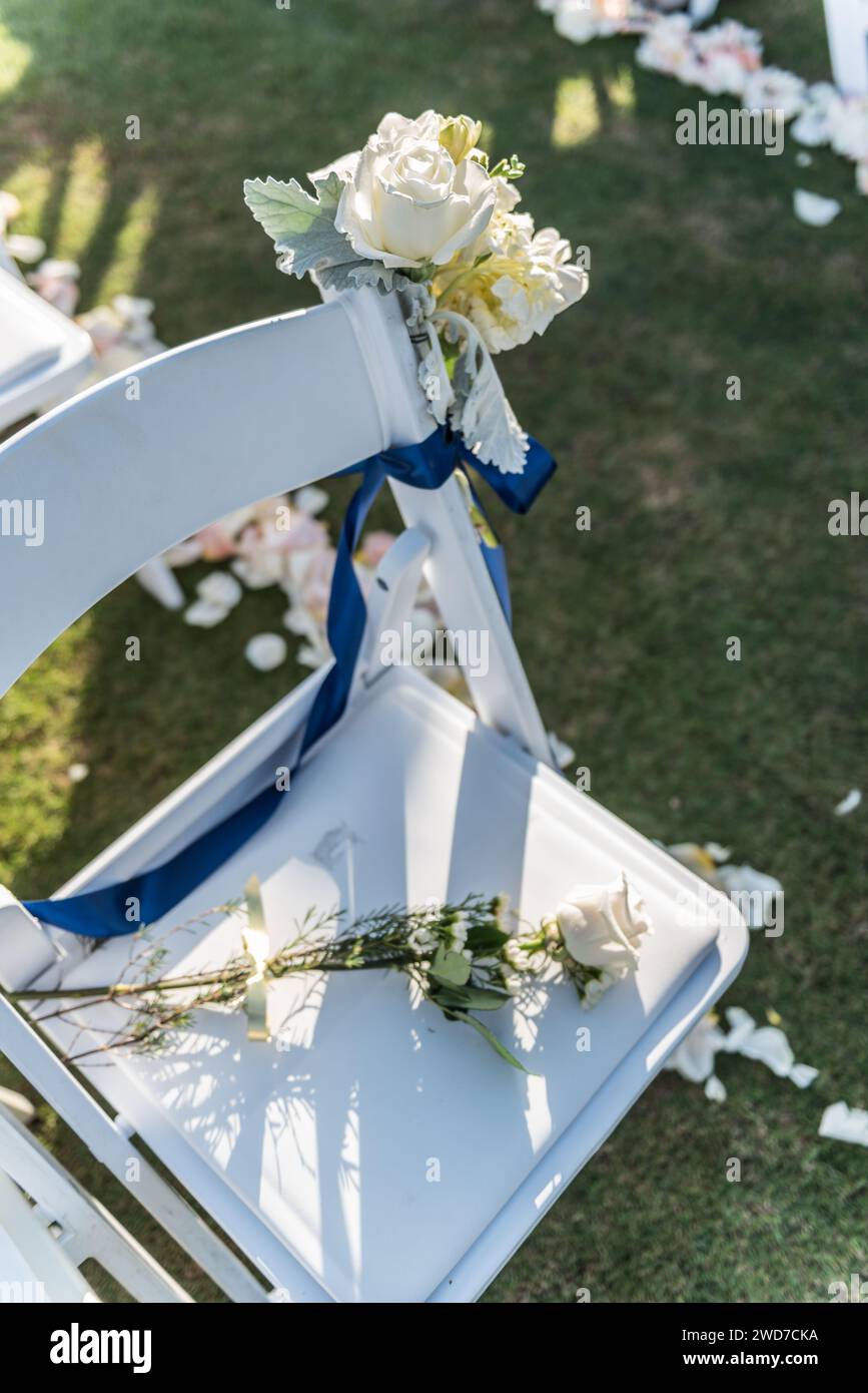Un posto vuoto con fiori bianchi in una cerimonia nuziale all'aperto Foto Stock