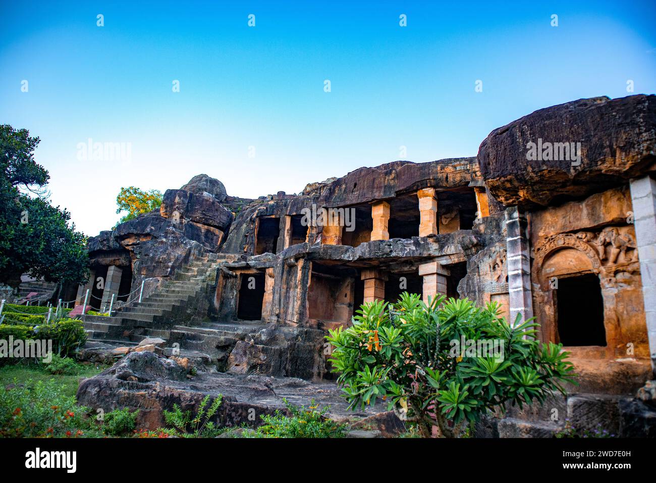 Capolavori architettonici in pietra: Squisite grotte scavate nella roccia di Udayagiri e Khandagiri, Bhubaneswar, Odisha, India. Foto Stock