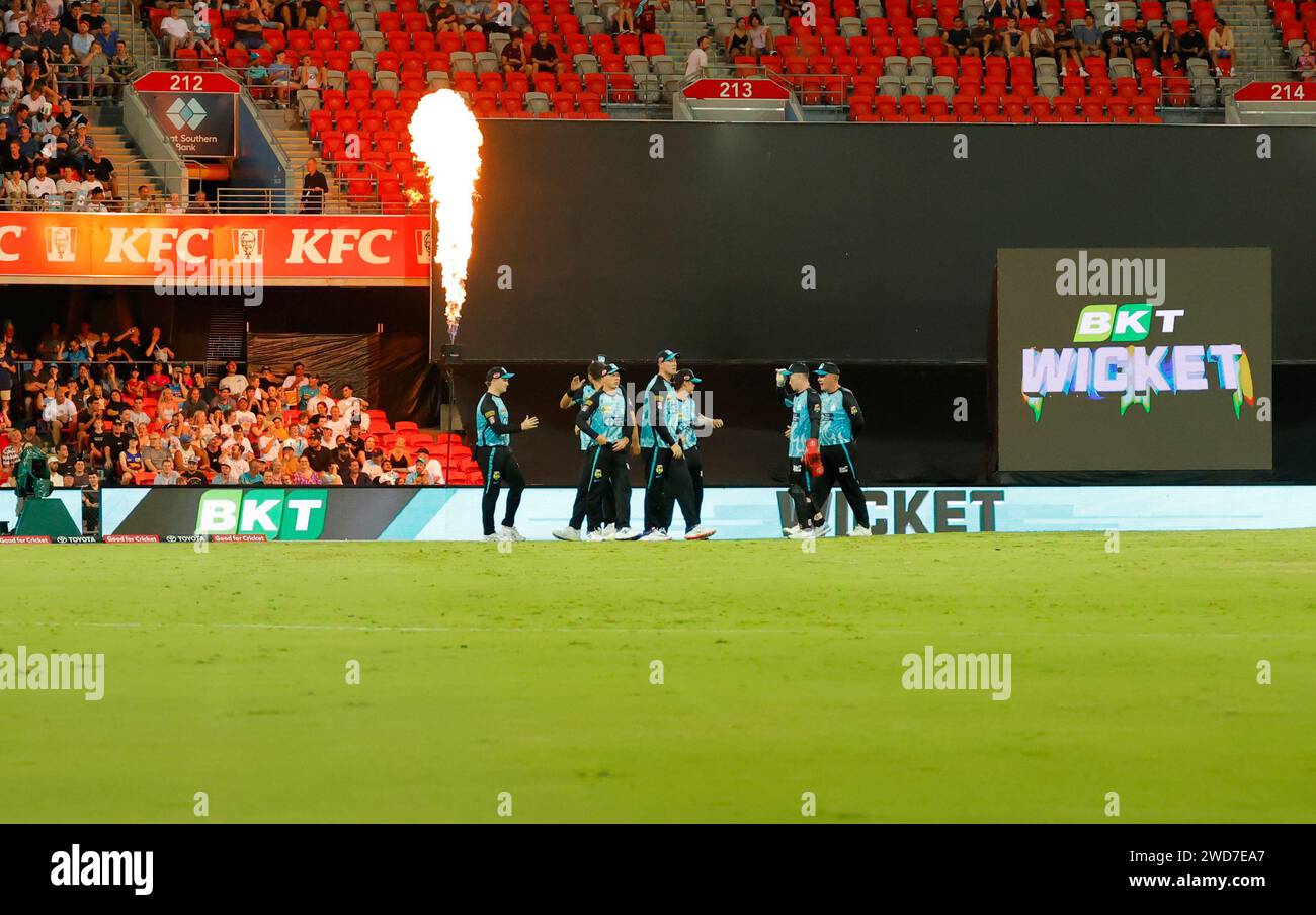 Gold Coast, Australia. 19 gennaio 2024. Michael Neser prende Jordan Silk.wicket catturato da Mitch Swepson durante la partita della Big Bash League tra Brisbane Heat e Sydney Sixers all'Heritage Bank Stadium. Credito: Matthew Starling / Alamy Live News Foto Stock