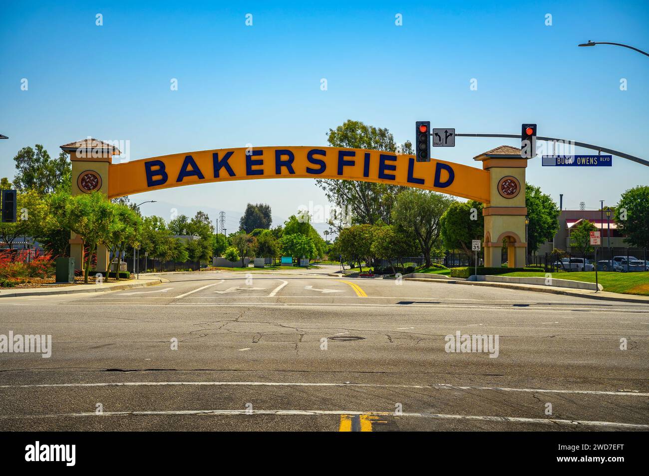 Un cartello di benvenuto a Bakersfield sulla strada nelle giornate limpide Foto Stock