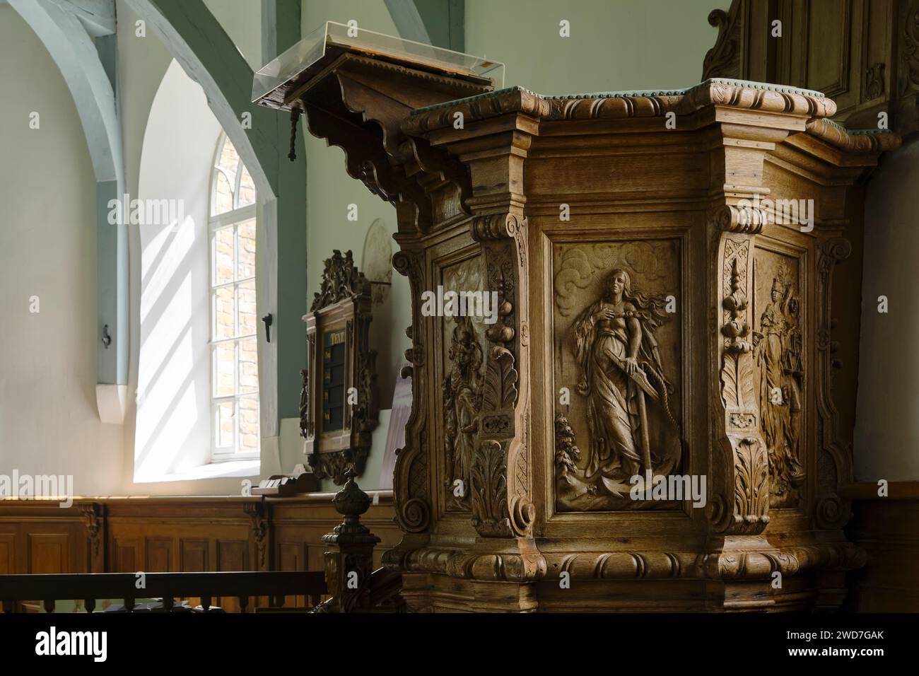 Il pulpito di legno con le sette virtù cardinali del 1759 nel Mariakerk in Beers Friesland Paesi Bassi. Risale al XIII secolo Foto Stock