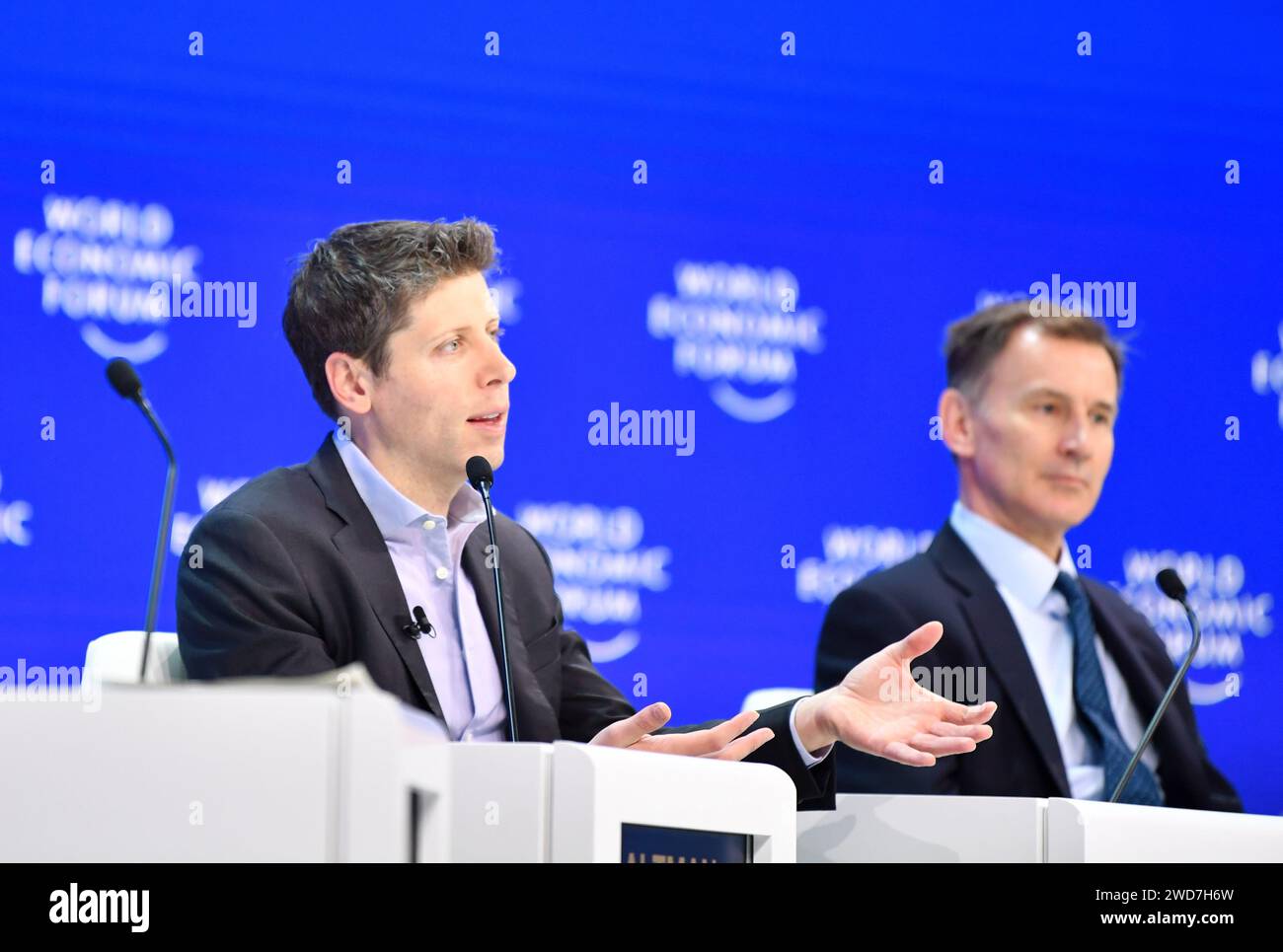 Davos, Svizzera. 18 gennaio 2024. Sam Altman (L), CEO di OpenAI, parla alla sessione "Technology in a Turbulent World" durante il World Economic Forum (WEF) Annual Meeting 2024 a Davos, Svizzera, 18 gennaio 2024. Nell'ambito del tema "Rebuilding Trust", la 54a riunione annuale del WEF si terrà qui dal 15 al 19 gennaio. Crediti: Lian Yi/Xinhua/Alamy Live News Foto Stock