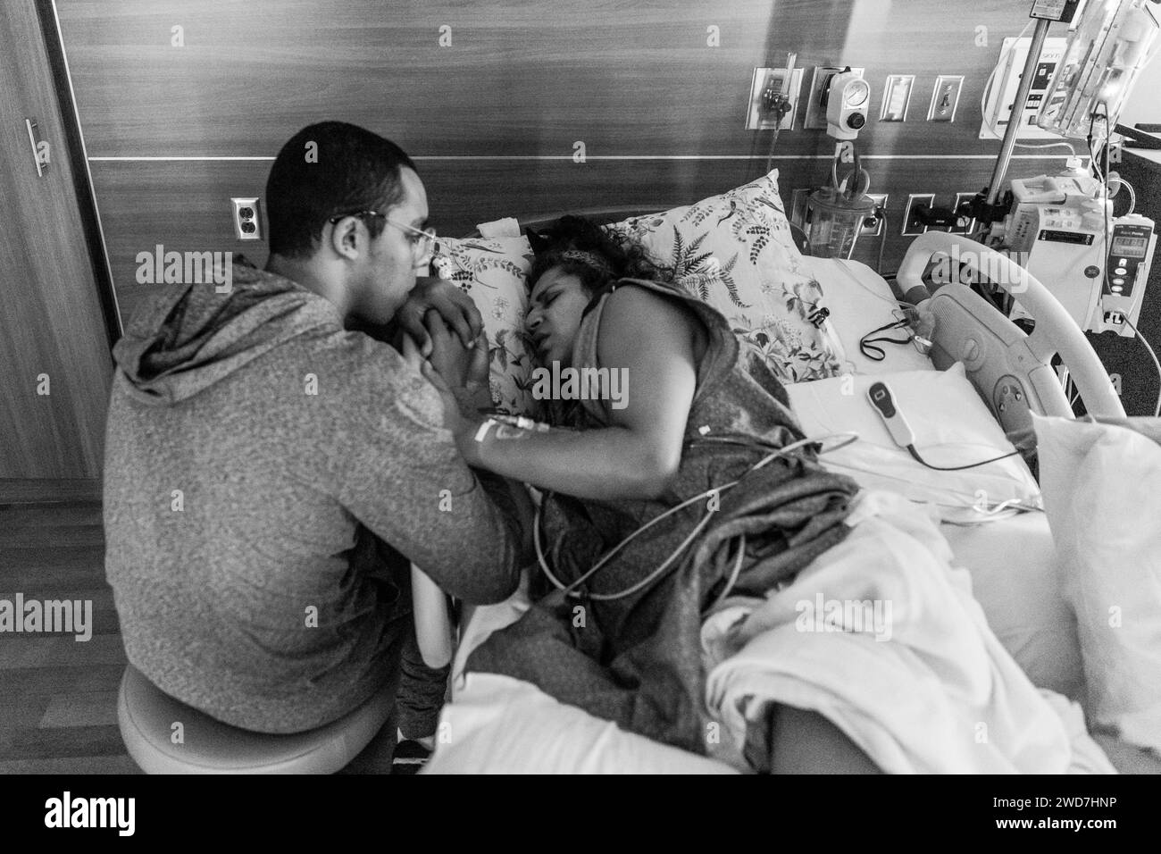 Mamma indiana in dolore durante la contrazione in travaglio in ospedale Foto Stock