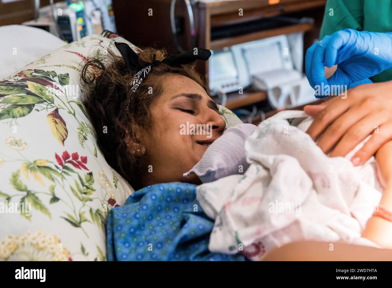 La mamma indiana sorride al bambino dopo il parto Foto Stock