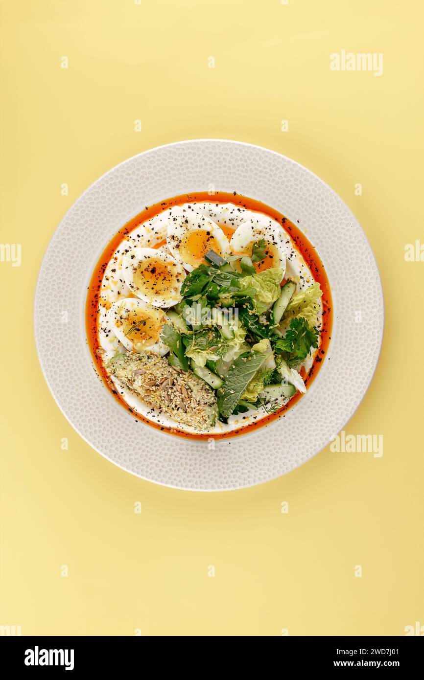 uova sode e insalata su un piatto. colazione Foto Stock