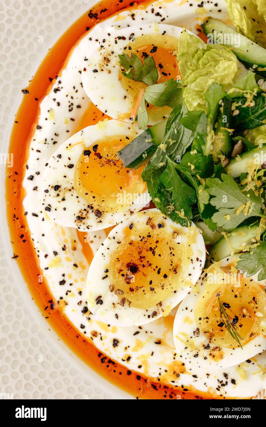 uova sode e insalata su un piatto. colazione Foto Stock