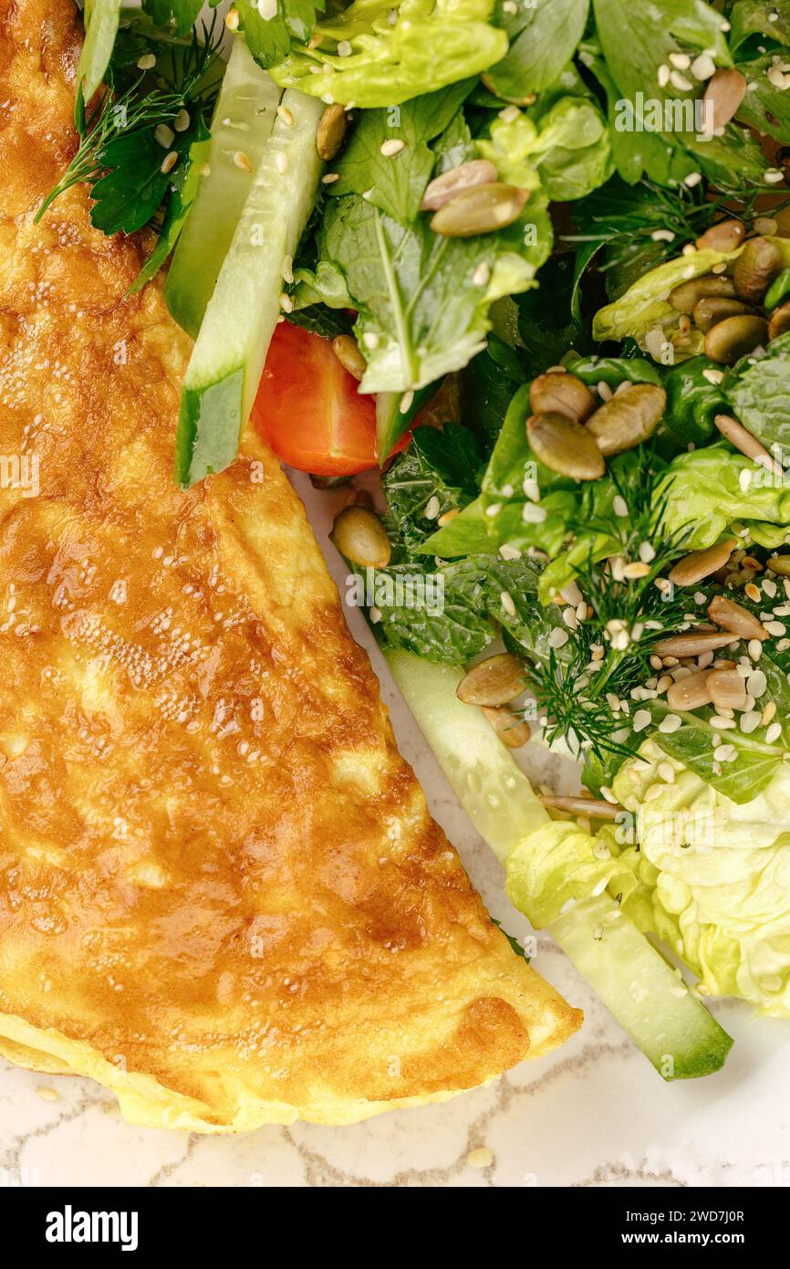 Omelette con verdure su un piatto . colazione Foto Stock